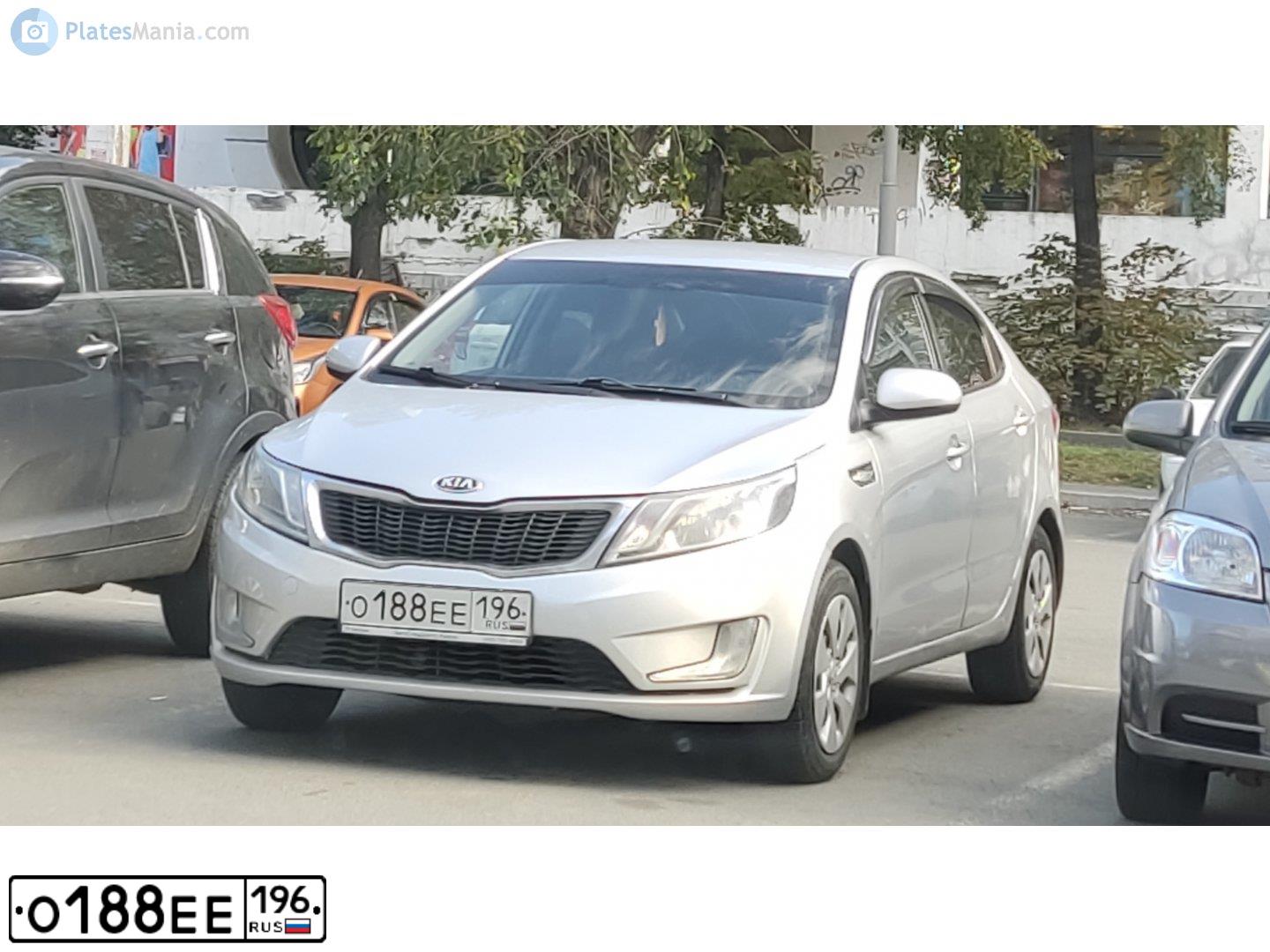 Фото автомобиля KIA RIO, 2013 — госномер О188ЕЕ196. Цвет: СВЕТЛО СЕРЫЙ