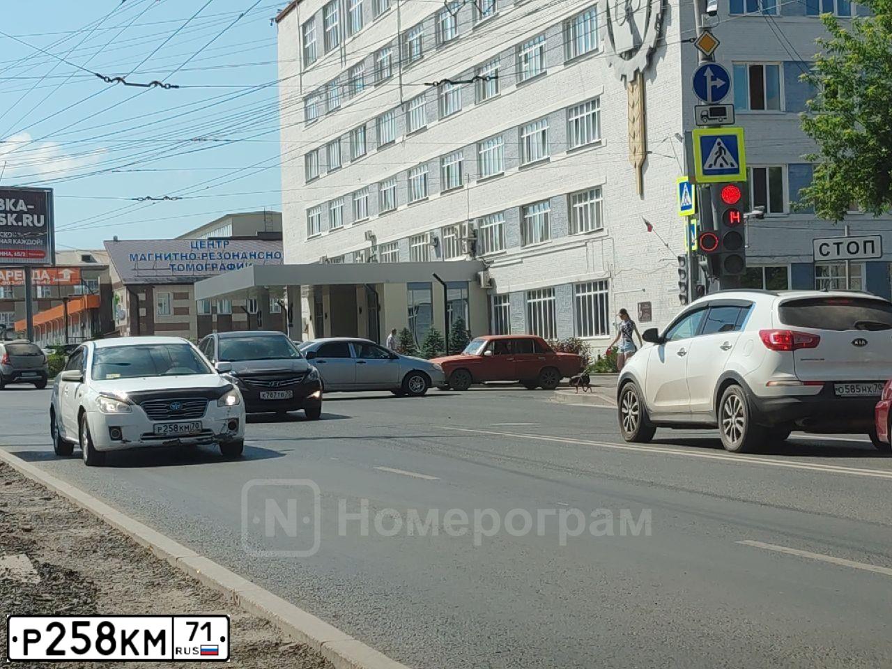 Фото автомобиля CHEVROLET SPARK, 2013 — госномер У166НА198. Цвет: СВЕТЛО-СЕРЫЙ