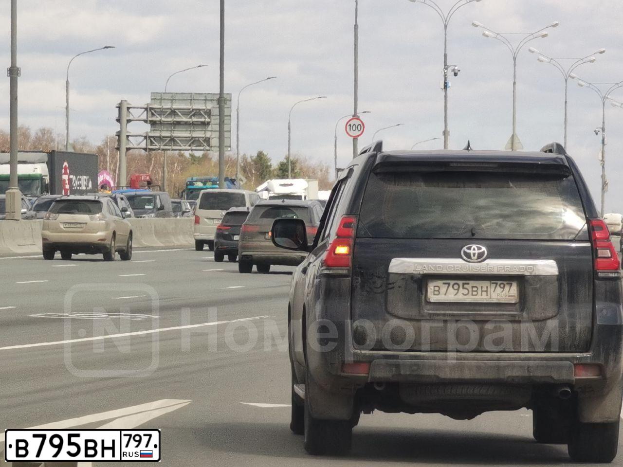 Фото автомобиля TOYOTA LANDCRUISER, 2018 — госномер В795ВН797. Цвет: ЧЕРНЫЙ