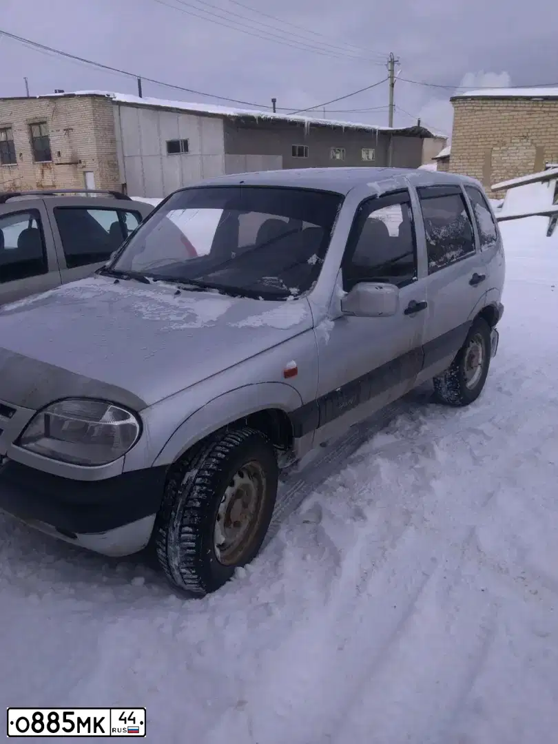Фото автомобиля CHEVROLET NIVA, 2003 — госномер О885МК44. Цвет: Светло-Серебристый металлик