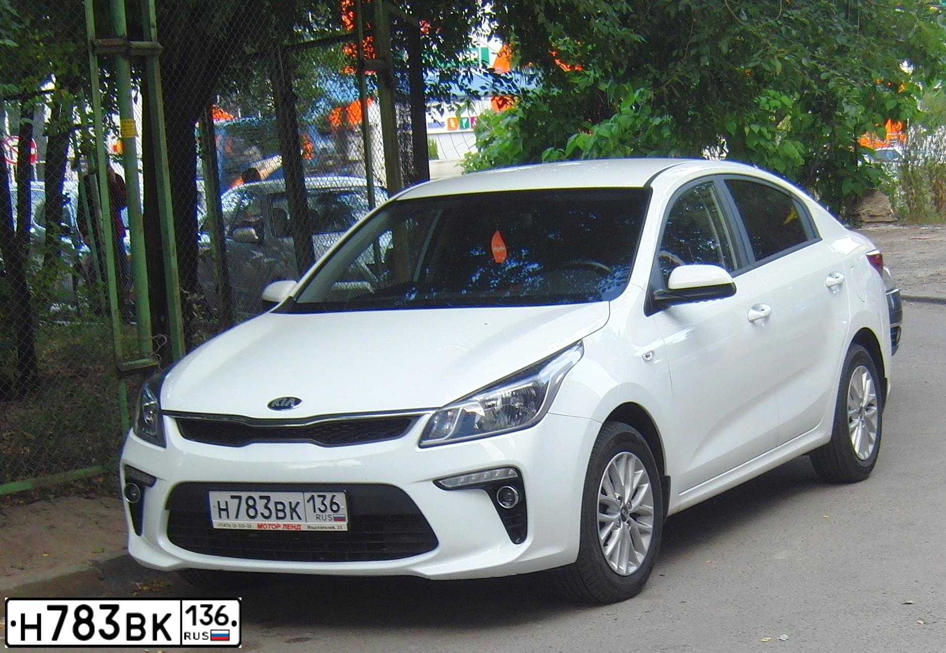 Фото автомобиля KIA RIO, 2018 — госномер Н783ВК136. Цвет: Белый
