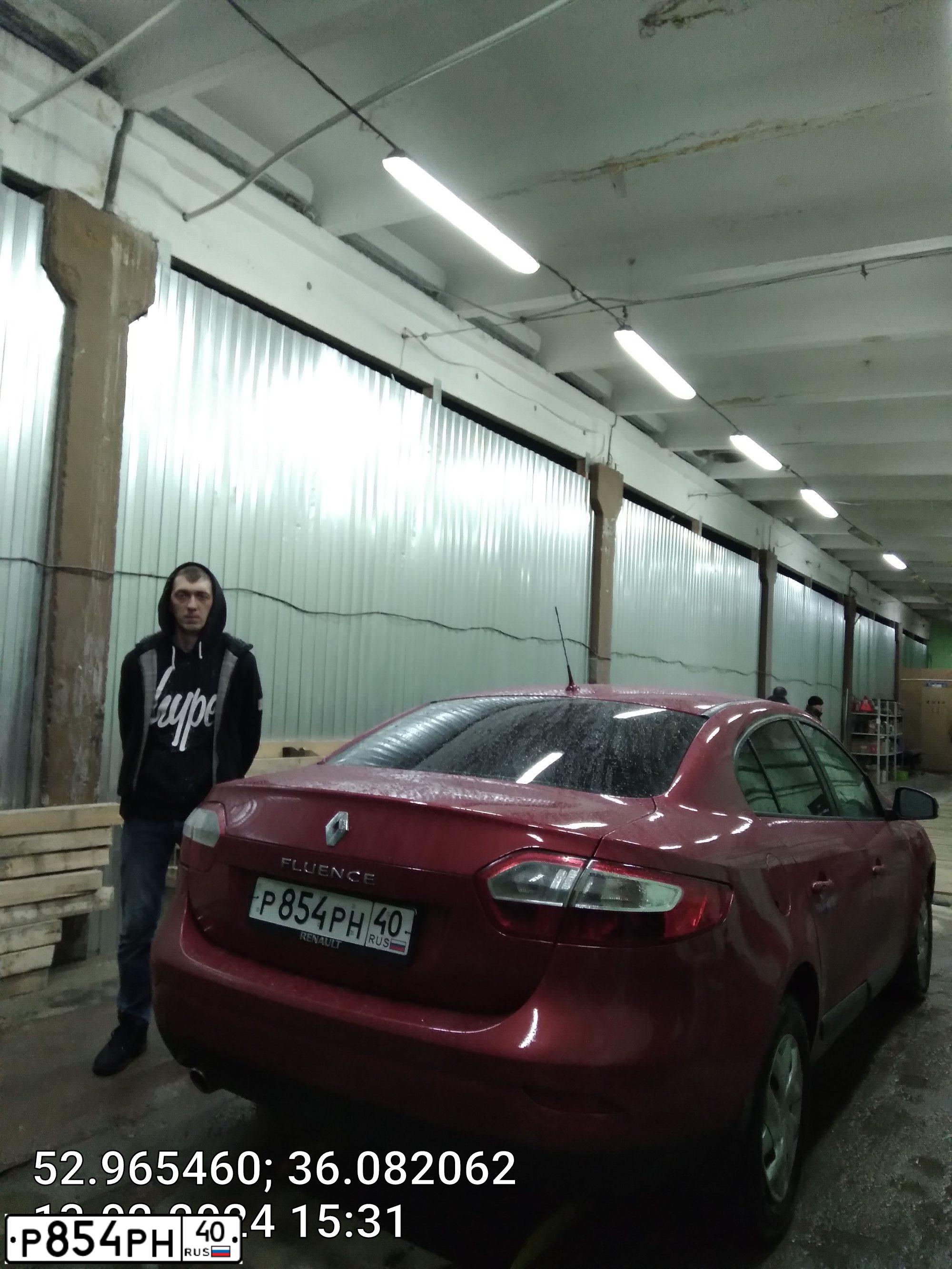 Фото автомобиля RENAULT FLUENCE, 2010 — госномер В836ВР57. Цвет: Красный