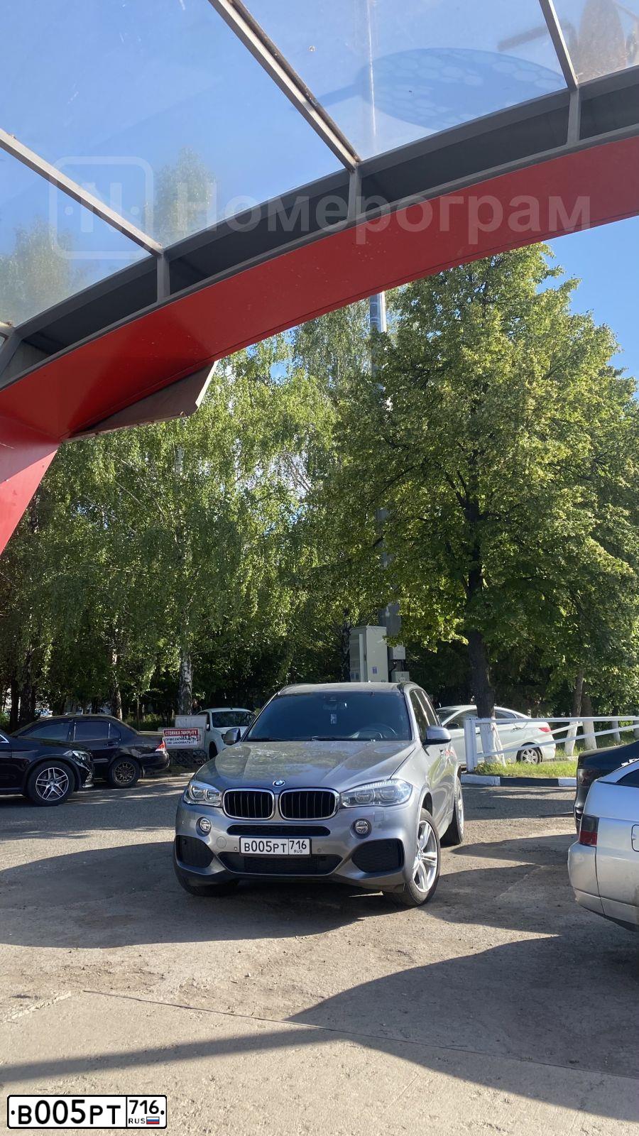 Фото автомобиля BMW X5, 2018 — госномер В005РТ716. Цвет: Серый