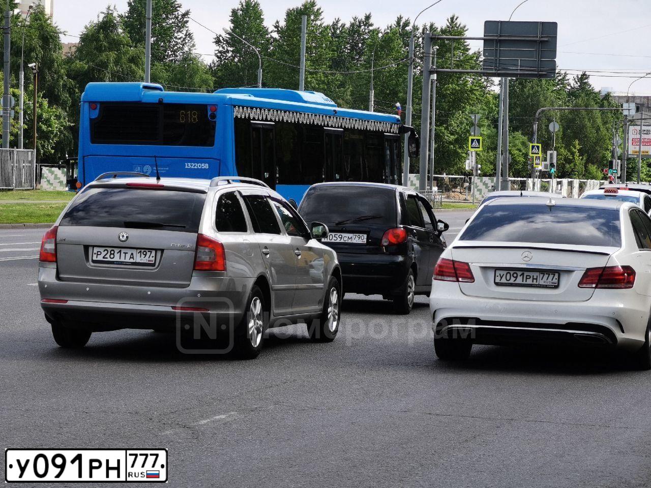 Фото автомобиля MERCEDES E-KLASSE, 2013 — госномер Т366КС977. Цвет: Белый
