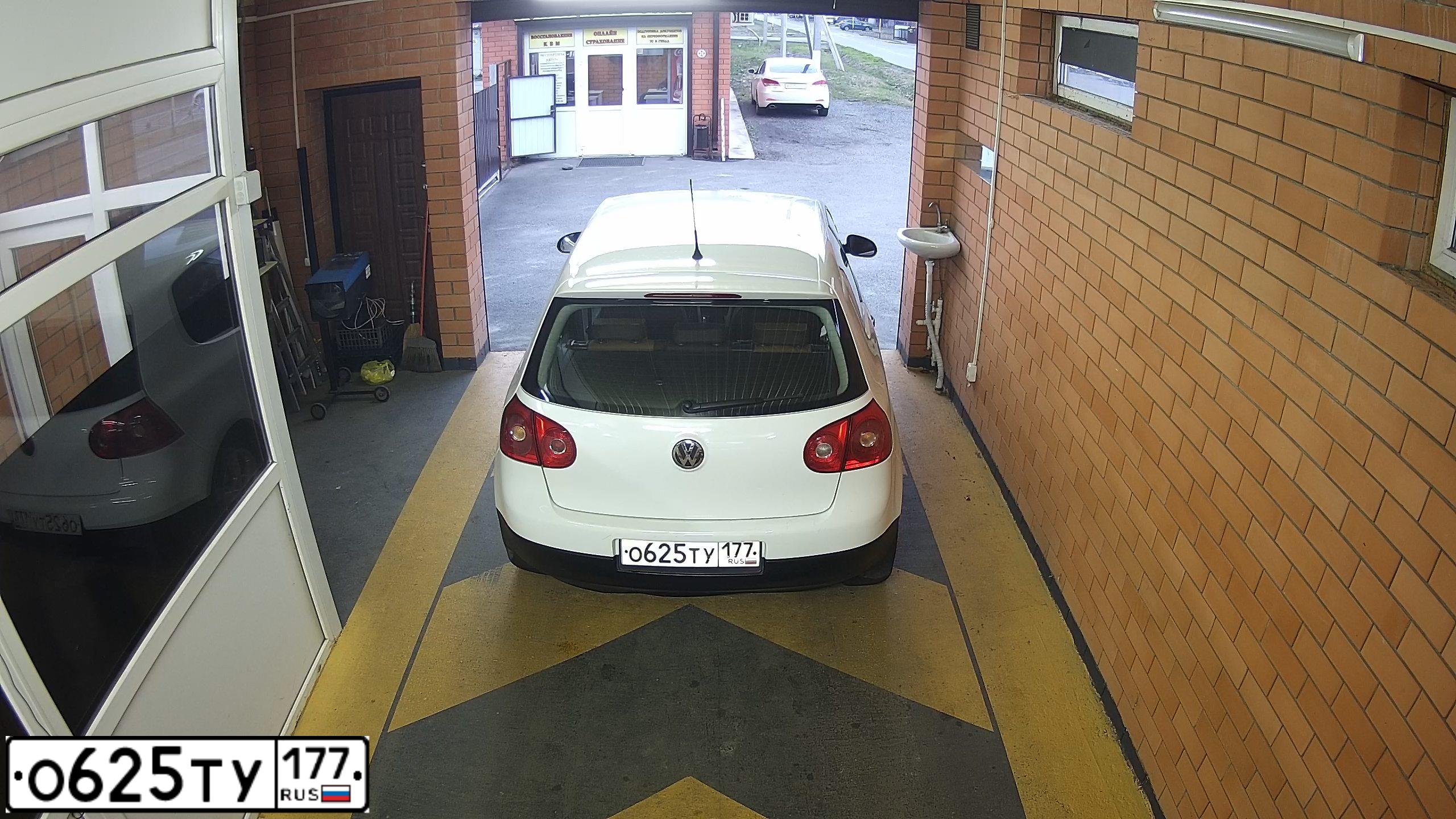 Фото автомобиля VOLKSWAGEN GOLF, 2007 — госномер О625ТУ177. Цвет: БЕЛЫЙ