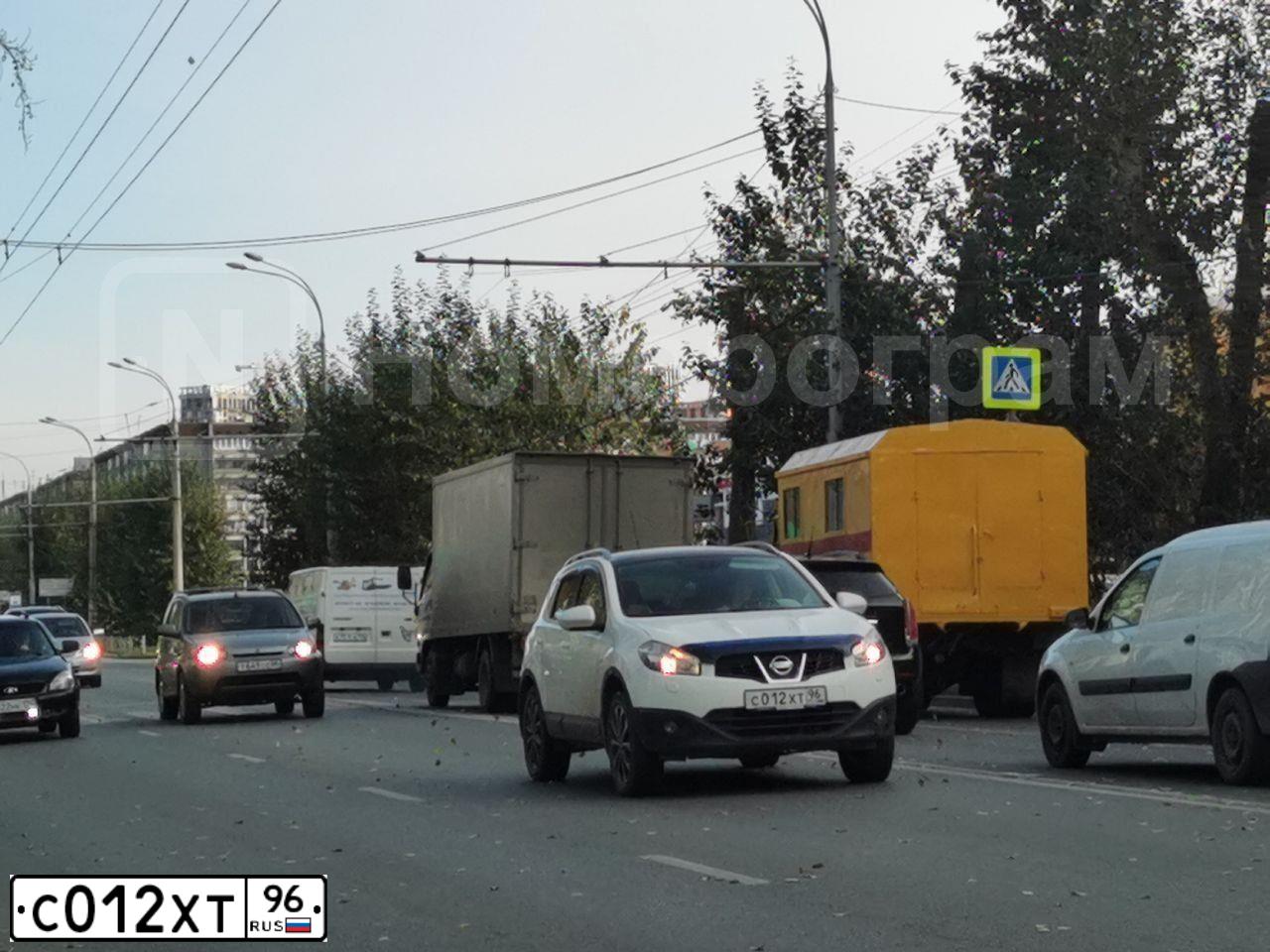 Фото автомобиля NISSAN QASHQAI, 2011 — госномер С012ХТ96. Цвет: Белый