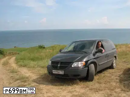 Фото автомобиля DODGE /GRAND/ CARAVAN, 2004 — госномер Р699ВМ199. Цвет: ЧЕРНЫЙ
