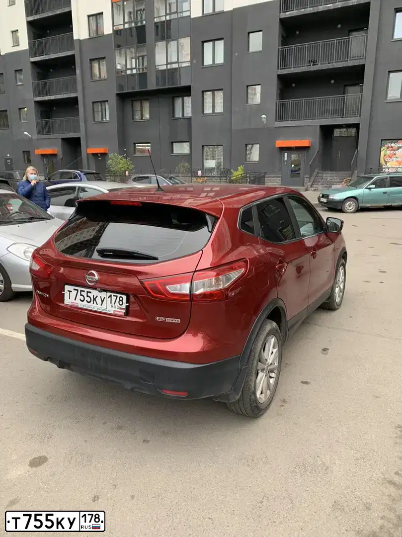 Фото автомобиля NISSAN QASHQAI, 2016 — госномер Т755КУ178. Цвет: Красный