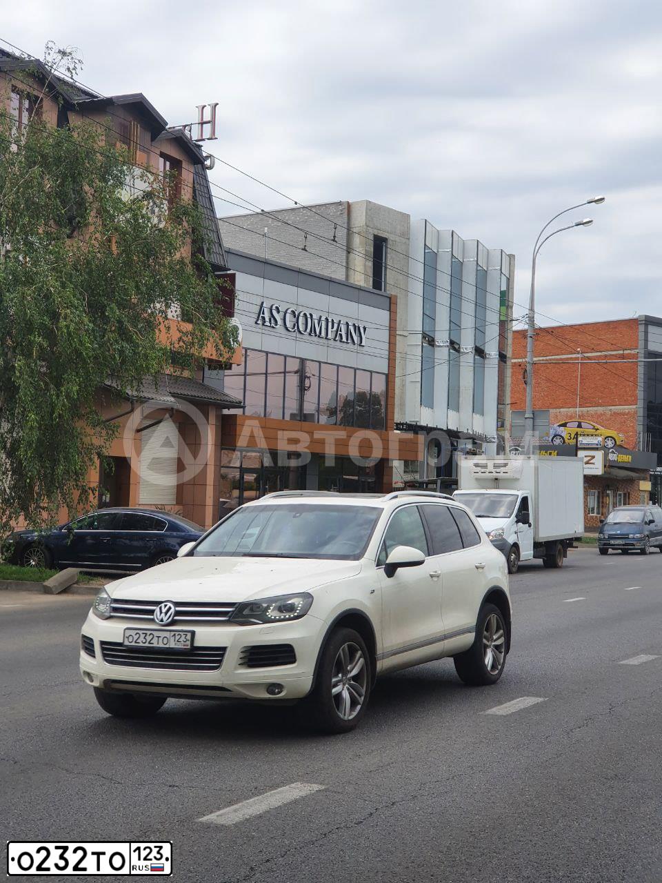 Фото автомобиля VOLKSWAGEN TOUAREG, 2011 — госномер О232ТО123. Цвет: Белый