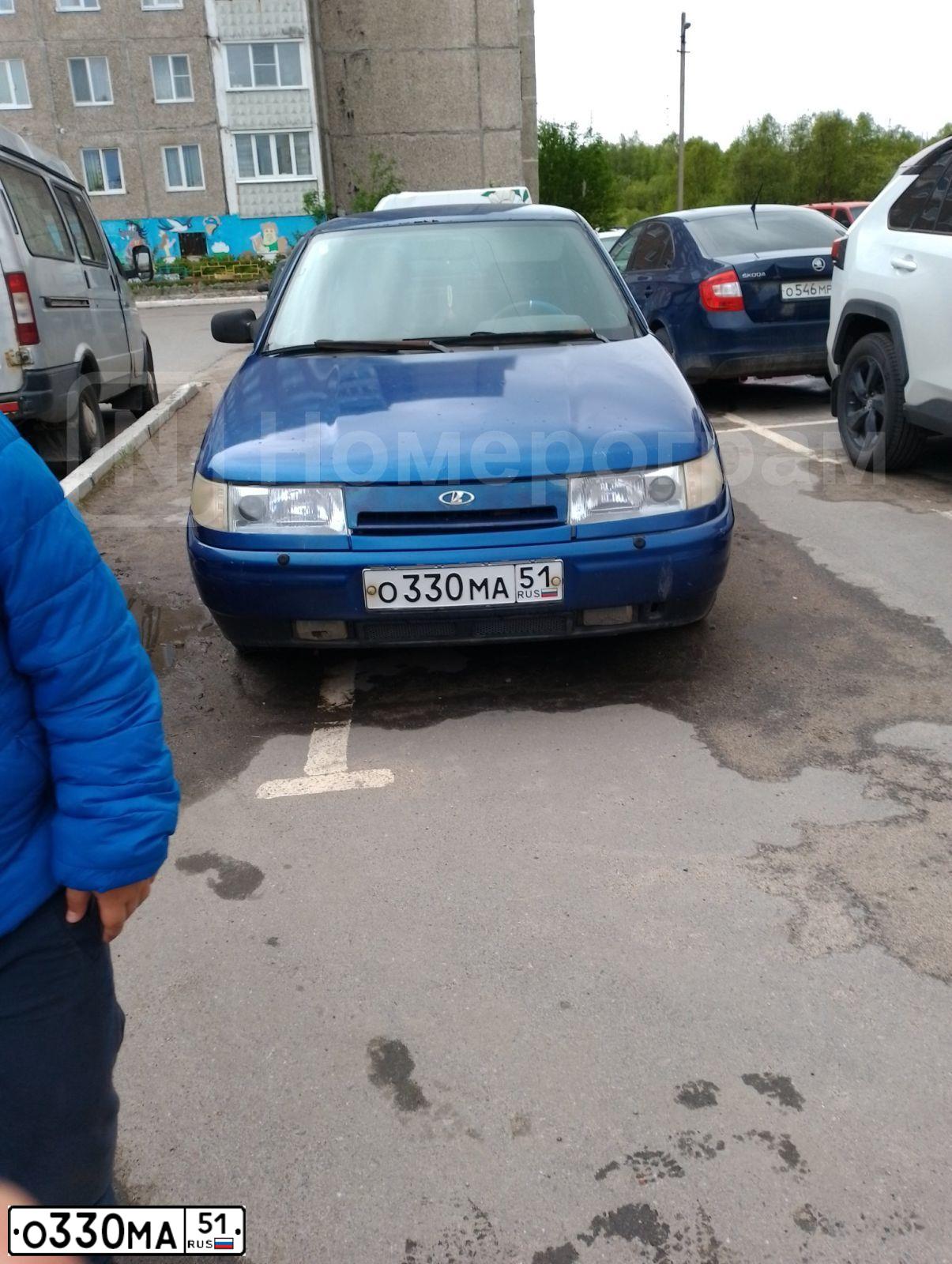 Фото автомобиля LADA 2112, 2003 — госномер О330МА51. Цвет: СЕРЕБРИСТО-ЯРКО-СИНИЙ
