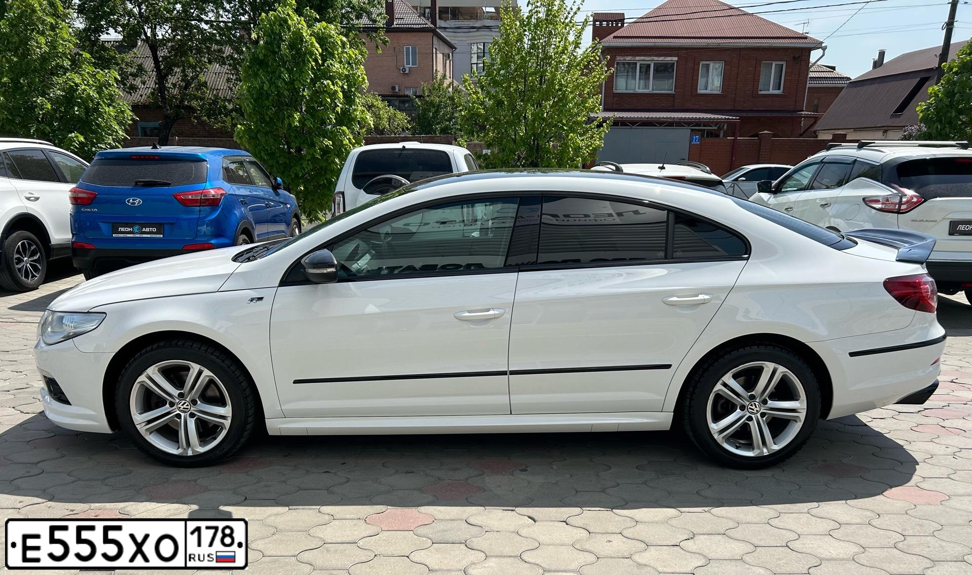 Фото автомобиля VOLKSWAGEN PASSAT, 2011 — госномер Е555ХО178. Цвет: Белый