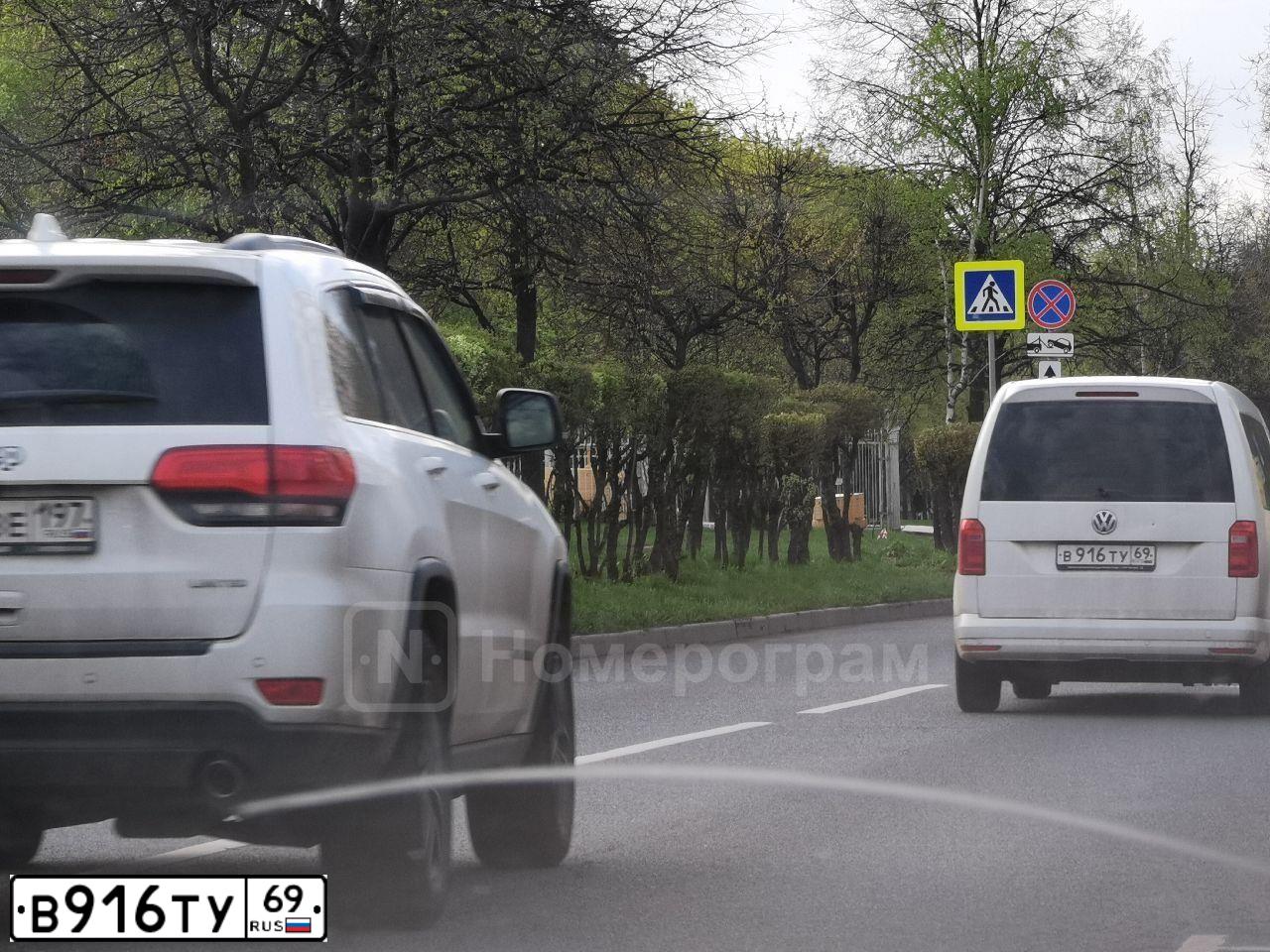 Фото автомобиля VOLKSWAGEN CADDY, 2017 — госномер Е813АО550. Цвет: БЕЛЫЙ-ЖЕЛТЫЙ-СЕРЫЙ
