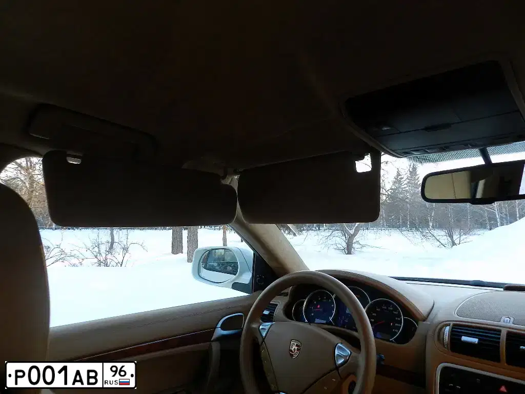Фото автомобиля PORSCHE CAYENNE, 2009 — госномер Р001АВ96. Цвет: Белый