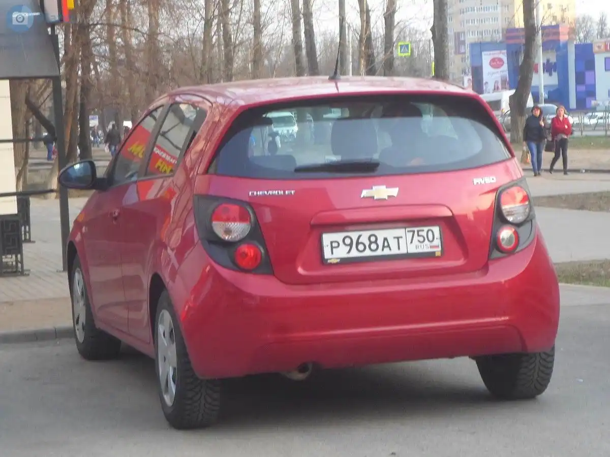 Фото автомобиля CHEVROLET AVEO, 2014 — госномер М377КМ977. Цвет: КРАСНЫЙ