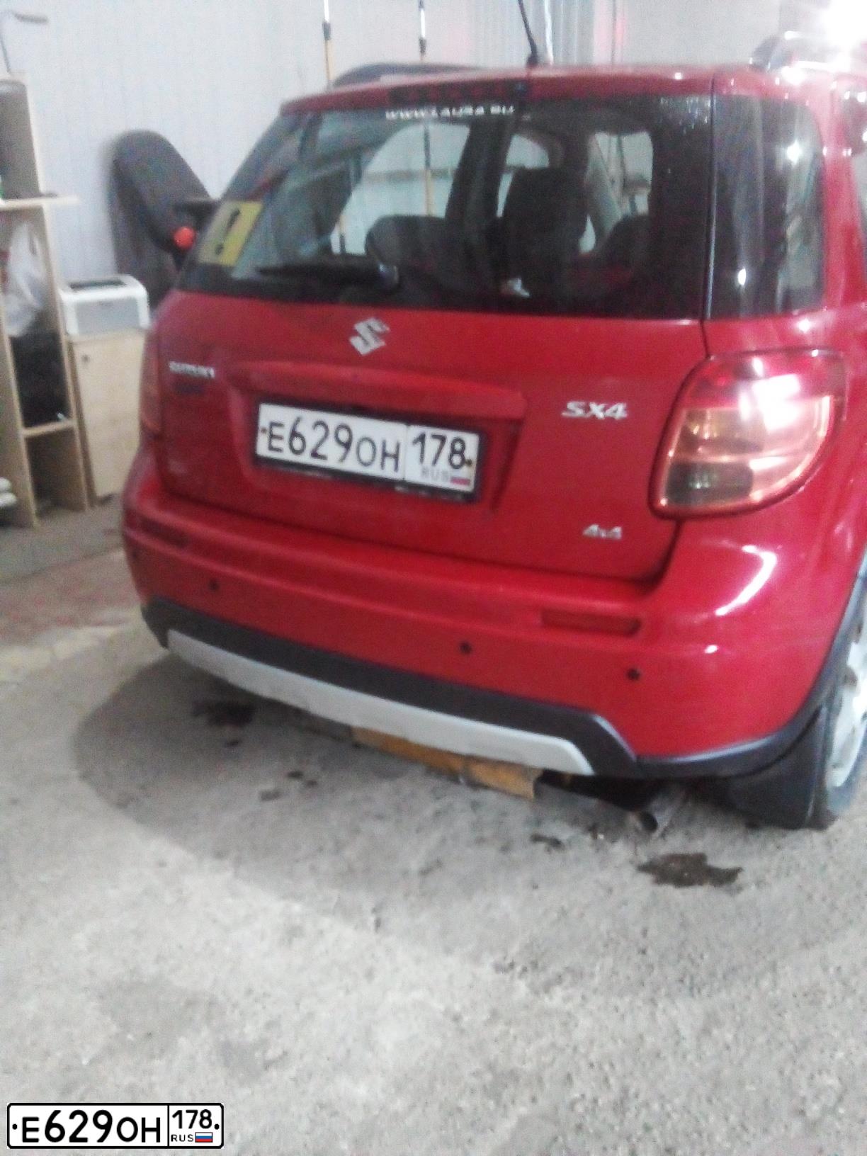 Фото автомобиля SUZUKI SX 4, 2010 — госномер Е629ОН178. Цвет: Красный