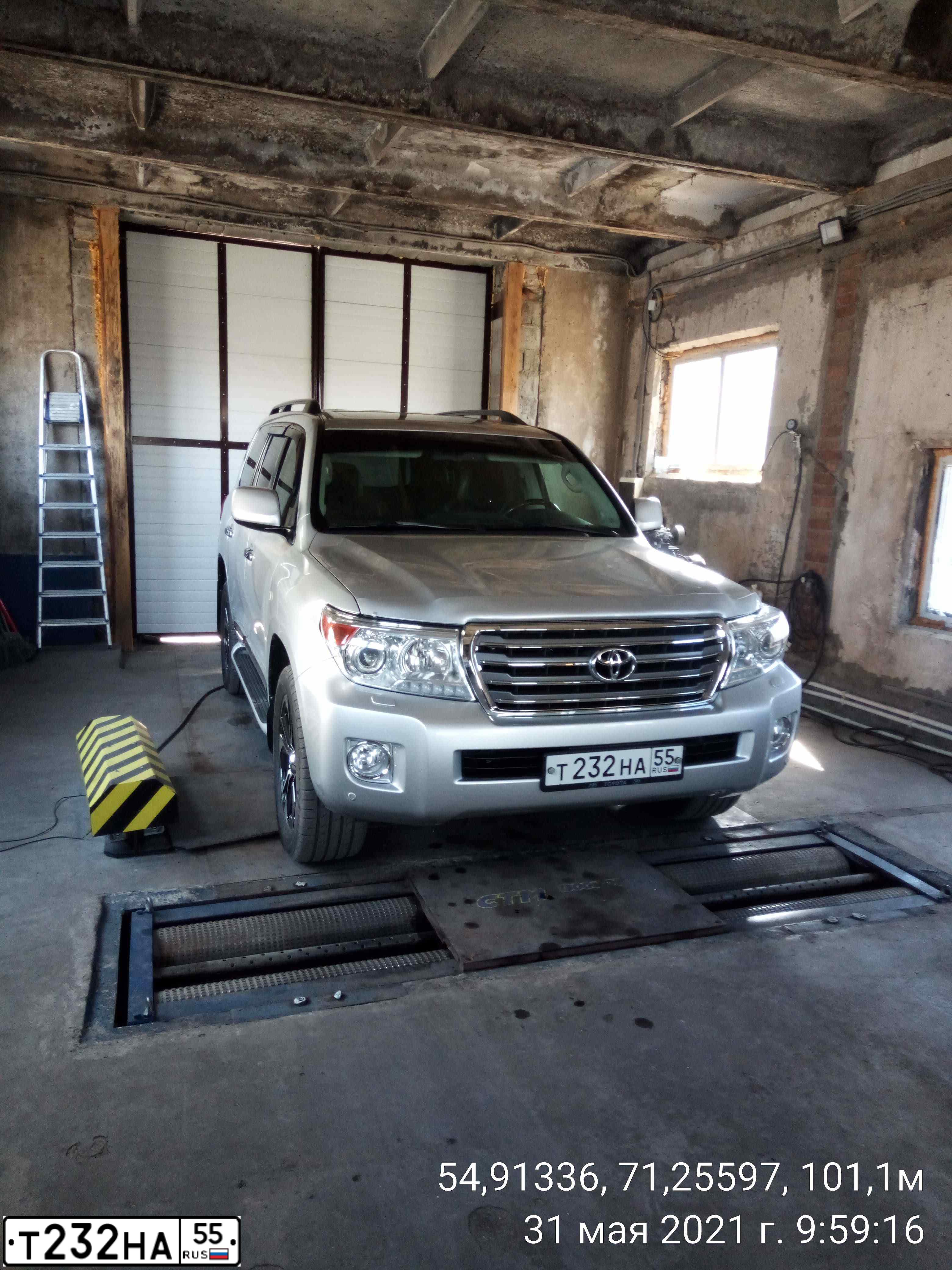 Фото автомобиля TOYOTA LANDCRUISER, 2010 — госномер Т232НА55. Цвет: БЕЛЫЙ