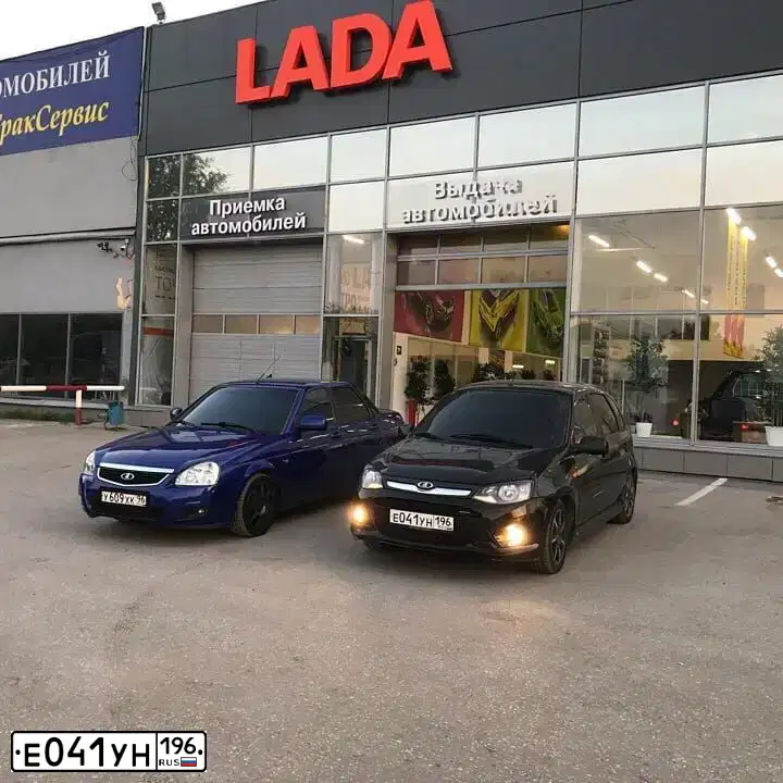 Фото автомобиля LADA 2192 KALINA, 2017 — госномер Е041УН196. Цвет: ЧЕРНЫЙ