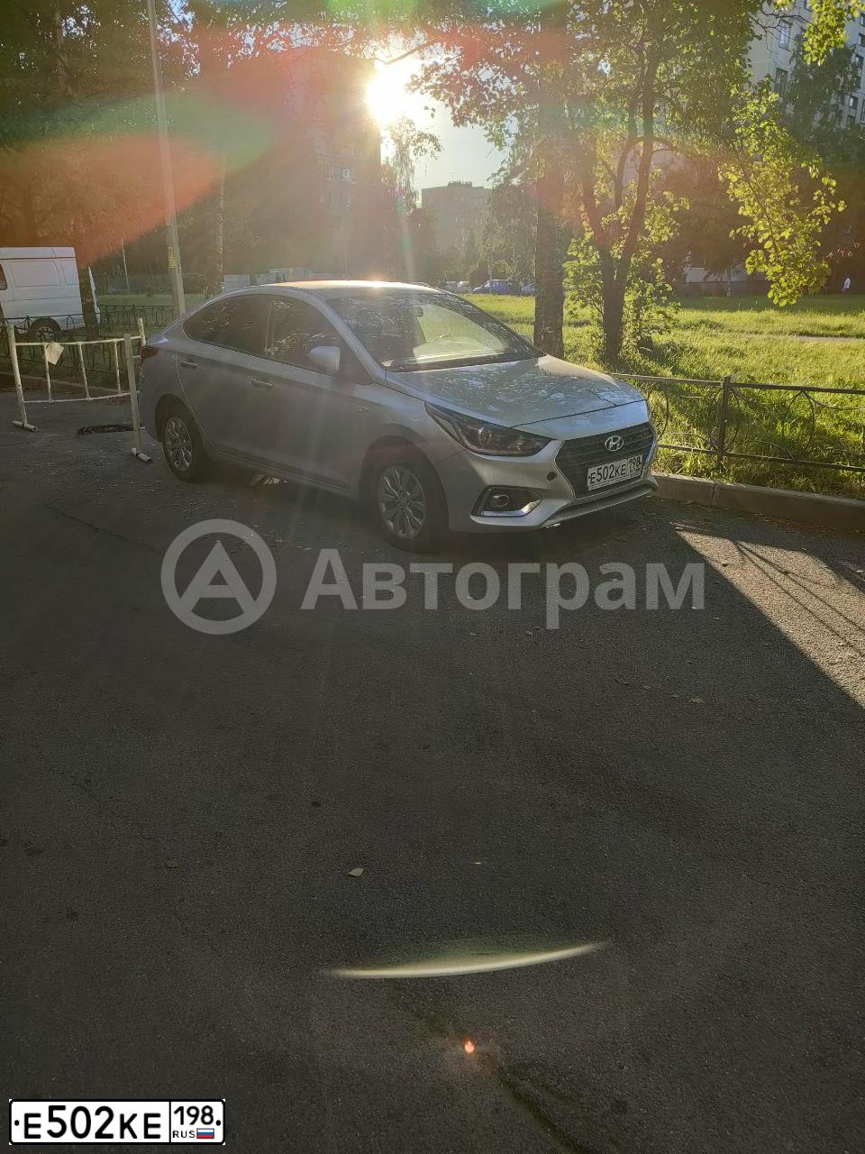 Фото автомобиля HYUNDAI SOLARIS, 2019 — госномер Е502КЕ198. Цвет: Серебристый