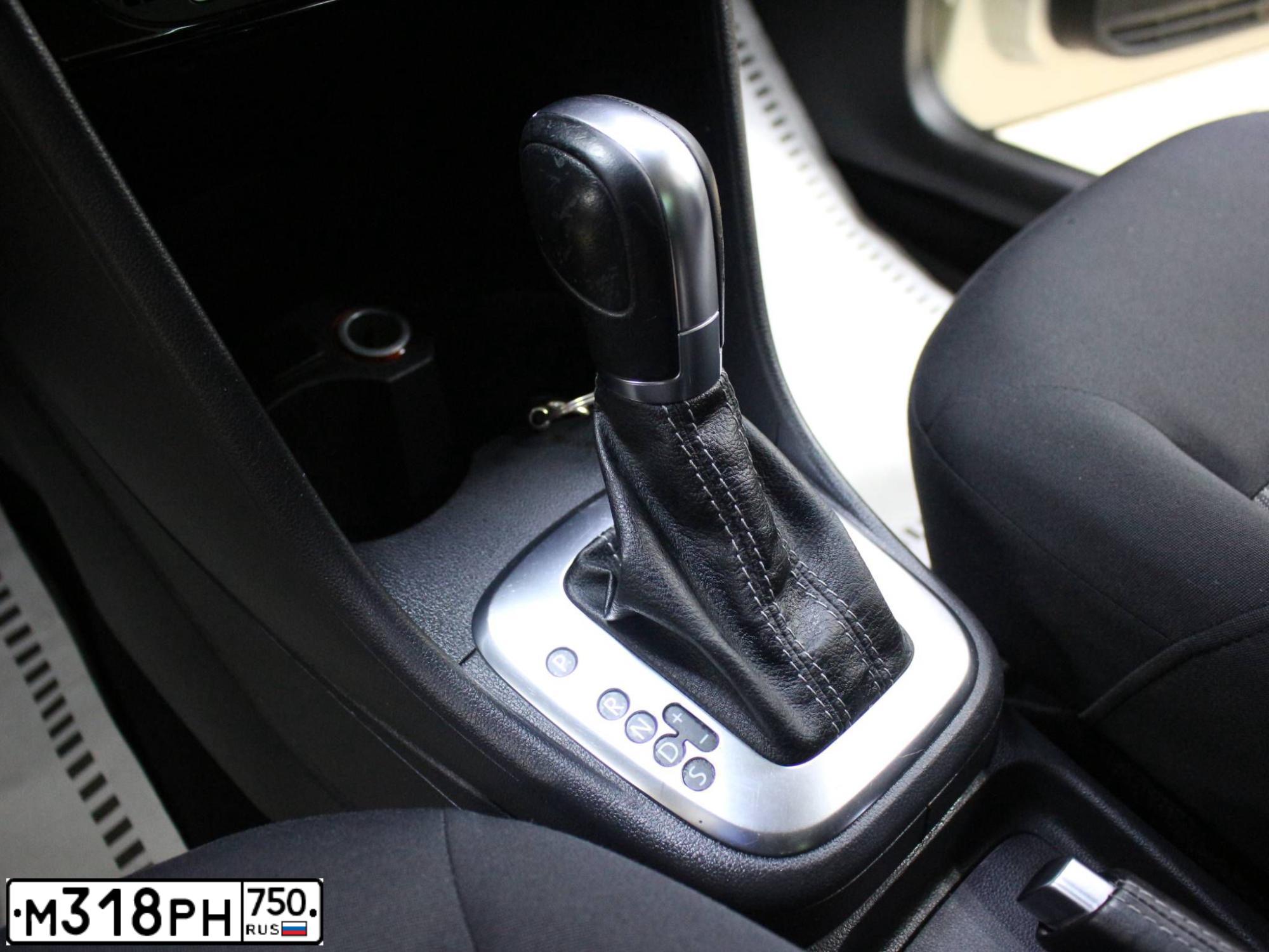 Фото автомобиля VOLKSWAGEN POLO, 2014 — госномер С640МУ797. Цвет: СЕРЕБРИСТО-ЖЕЛТЫЙ