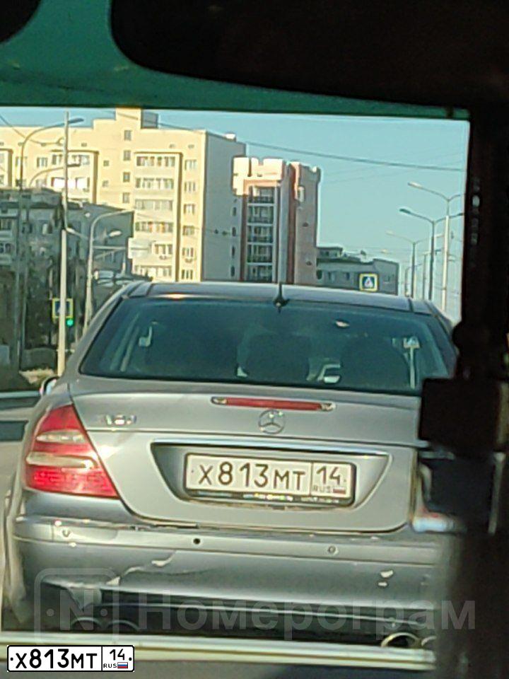 Фото автомобиля MERCEDES E-KLASSE, 2002 — госномер Х813МТ14. Цвет: Серо-Синий