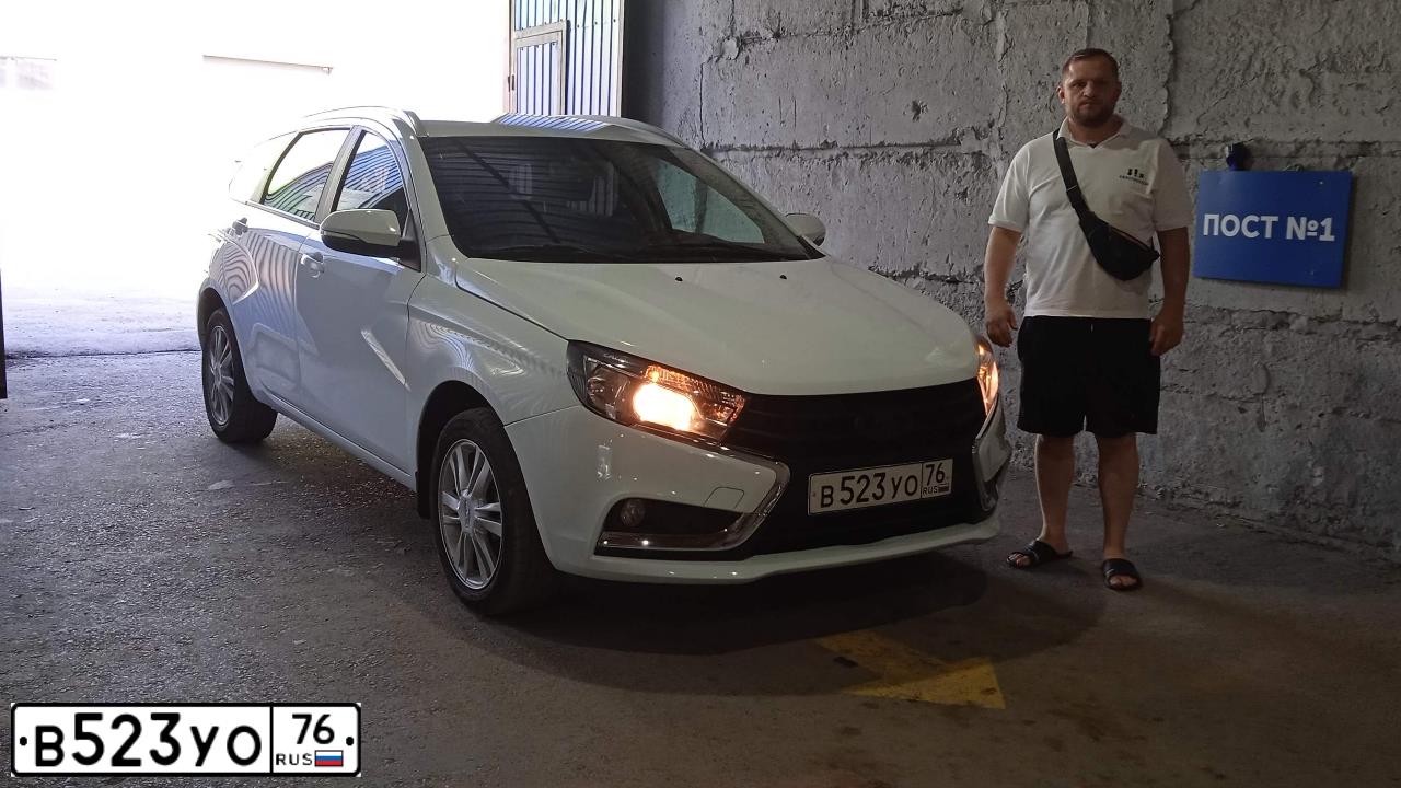 Фото автомобиля LADA VESTA, 2019 — госномер А031НА761. Цвет: Белый