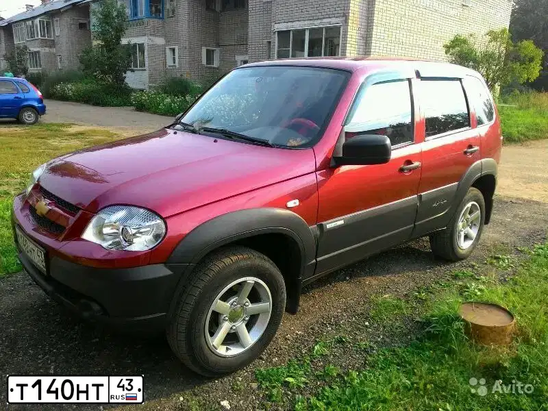 Фото автомобиля CHEVROLET NIVA, 2013 — госномер Т140НТ43. Цвет: Ярко-красный металлик