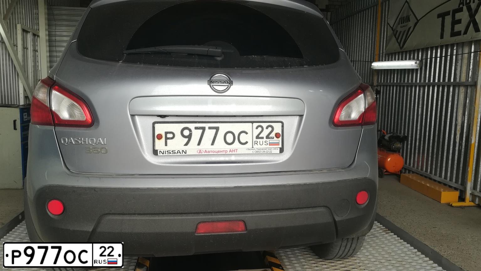 Фото автомобиля NISSAN QASHQAI, 2013 — госномер Р977ОС22. Цвет: СЕРЫЙ