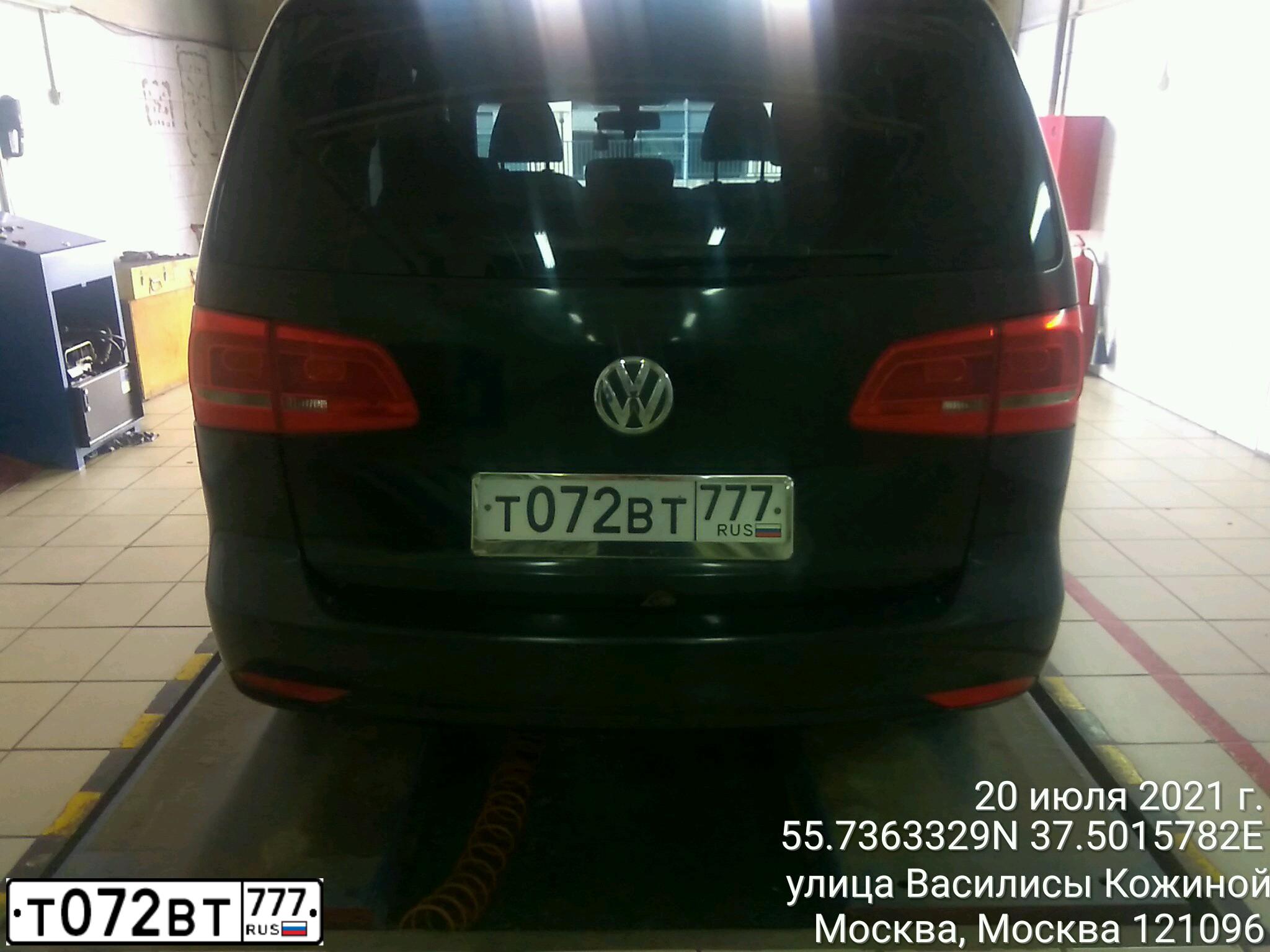 Фото автомобиля VOLKSWAGEN TOURAN, 2010 — госномер Т072ВТ777. Цвет: ЧЕРНЫЙ