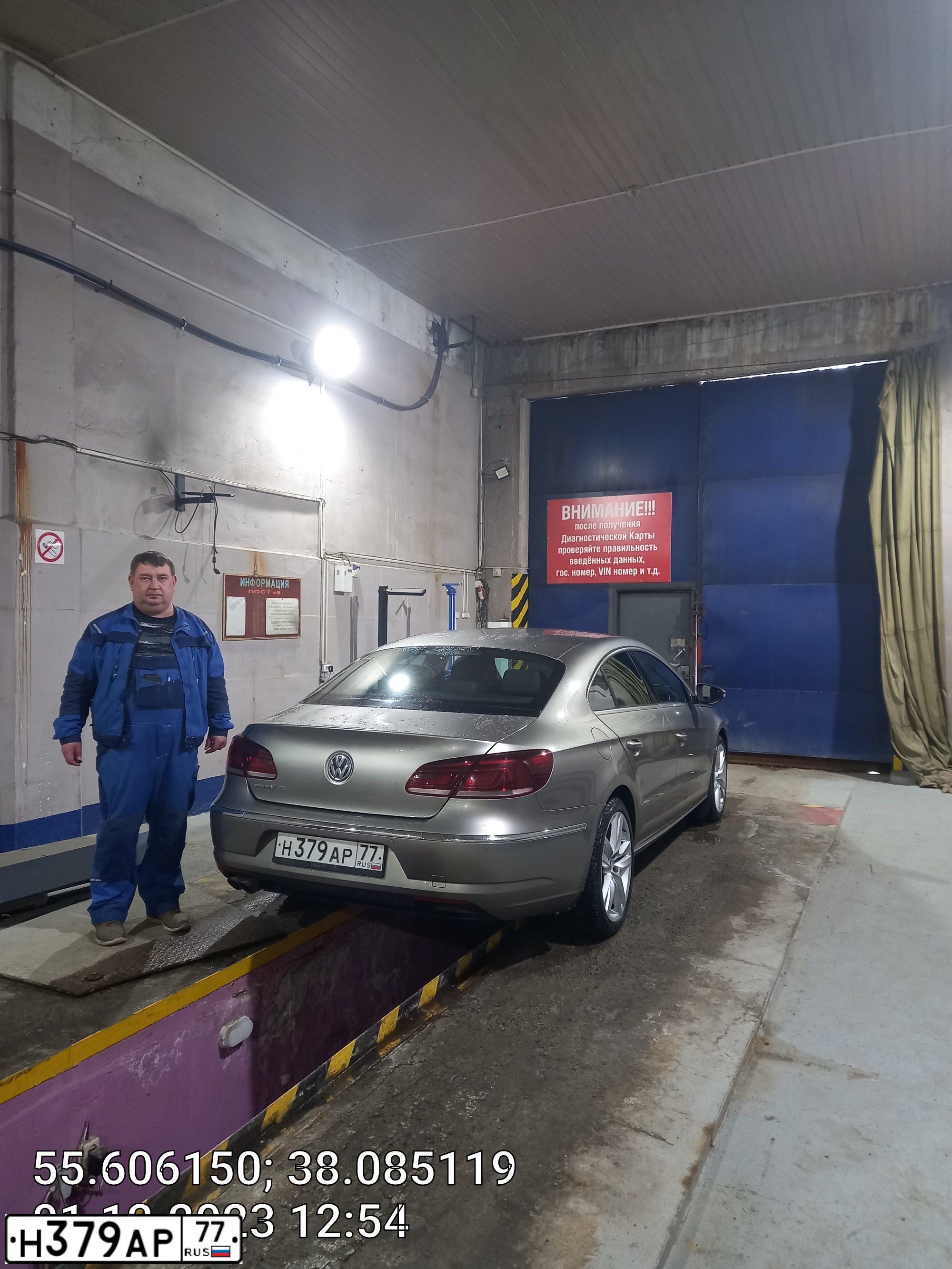 Фото автомобиля VOLKSWAGEN CC, 2012 — госномер А375УТ790. Цвет: БЕЖЕВО-СЕРЫЙ