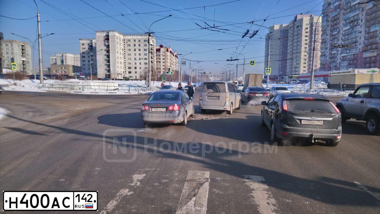 Фото автомобиля LADA PRIORA, 2012 — госномер Т897НС142. Цвет: Сине-Черный