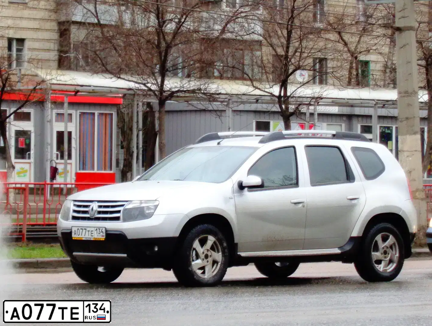 Фото автомобиля RENAULT DUSTER, 2013 — госномер Е213МВ134. Цвет: СВЕТЛО СЕРЫЙ