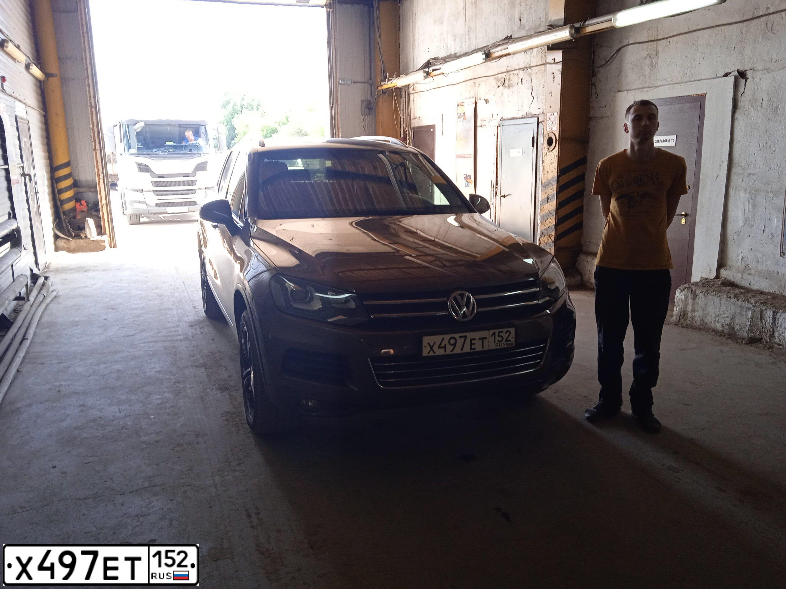 Фото автомобиля VOLKSWAGEN TOUAREG, 2011 — госномер В929ВР178. Цвет: Коричневый