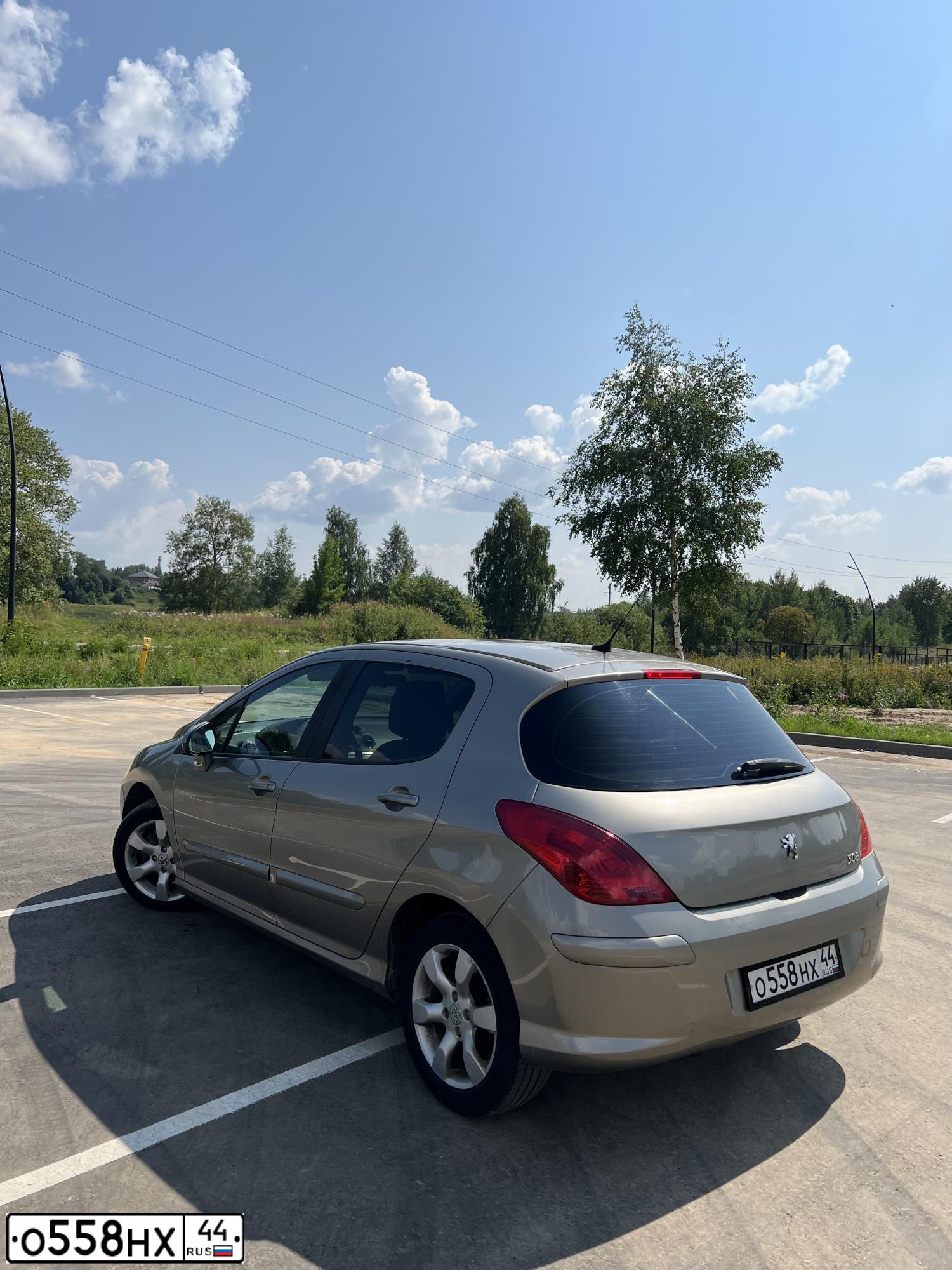 Фото автомобиля PEUGEOT 308, 2010 — госномер О558НХ44. Цвет: СЕРО-БЕЖЕВЫЙ