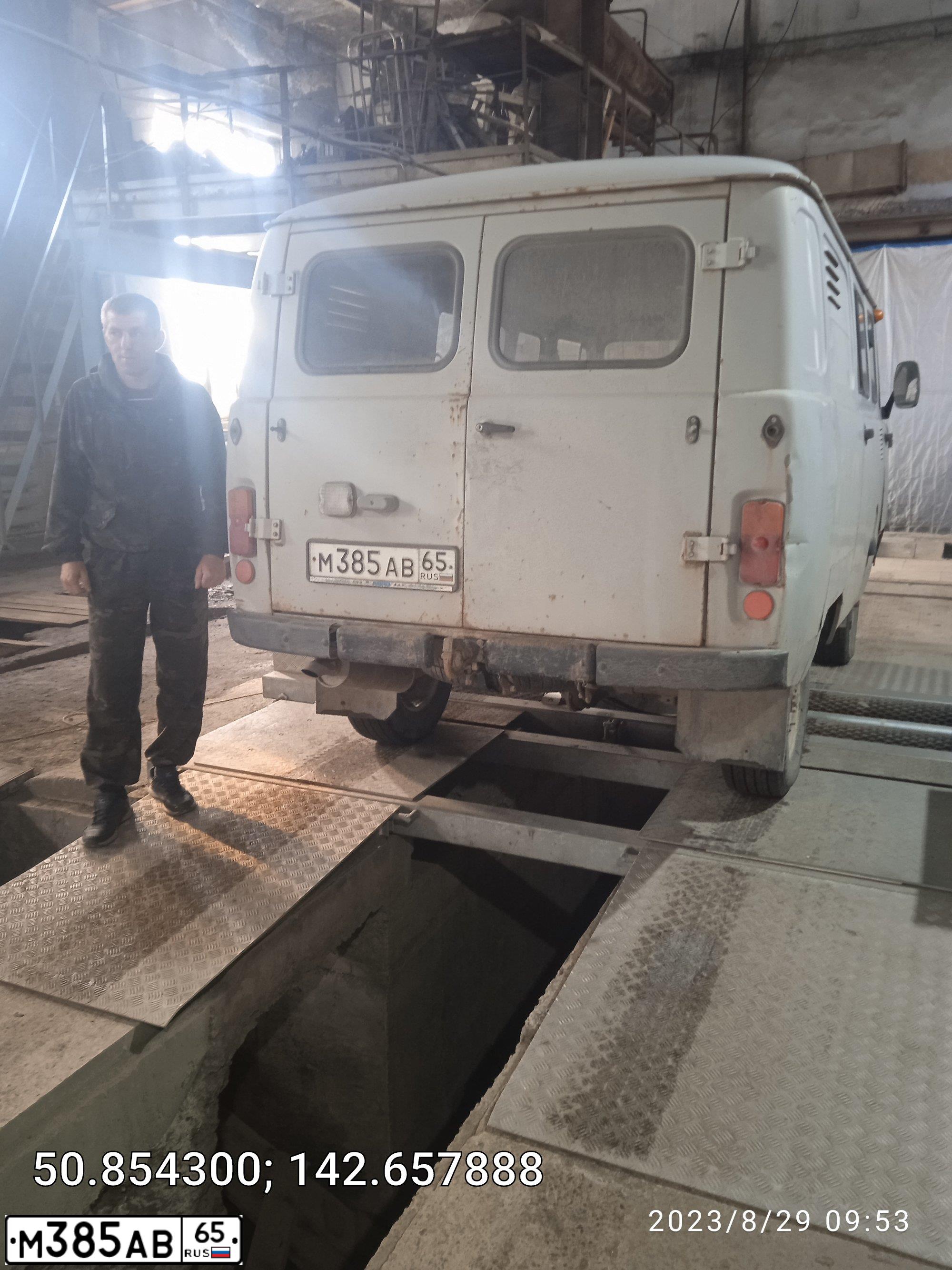 Фото автомобиля UAZ 3741, 2010 — госномер М385АВ65. Цвет: СЕРЫЙ