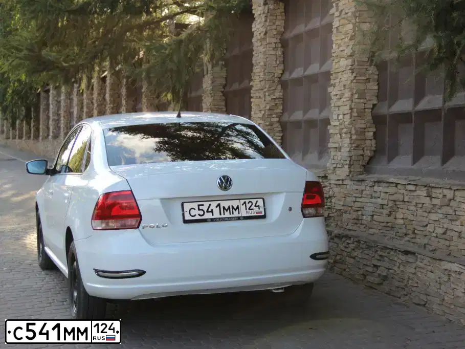 Фото автомобиля VOLKSWAGEN POLO, 2012 — госномер В355СС124. Цвет: Белый