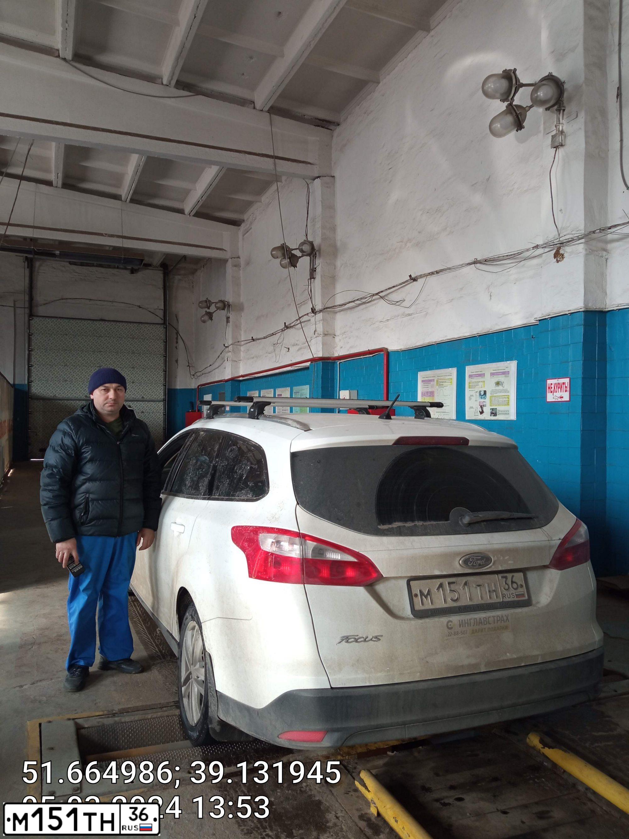 Фото автомобиля FORD FOCUS, 2012 — госномер Р809НМ136. Цвет: БЕЛЫЙ