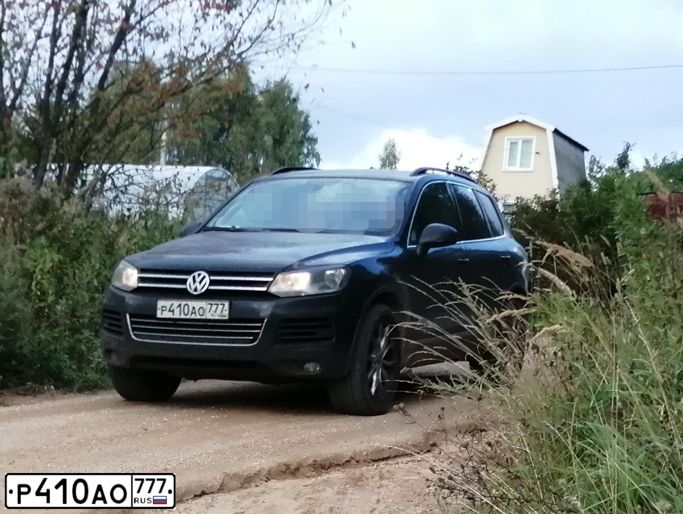 Фото автомобиля VOLKSWAGEN TOUAREG, 2010 — госномер В455ЕО761. Цвет: ЧЕРНЫЙ
