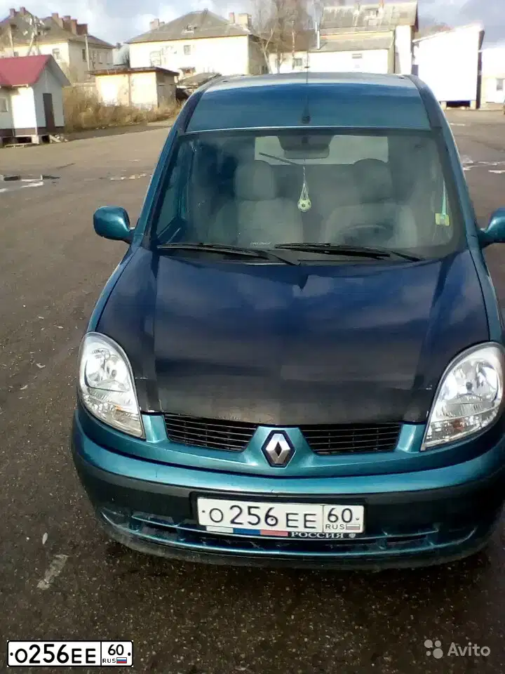 Фото автомобиля RENAULT KANGOO, 2005 — госномер О256ЕЕ60. Цвет: СИНЕ-ЗЕЛЕНЫЙ