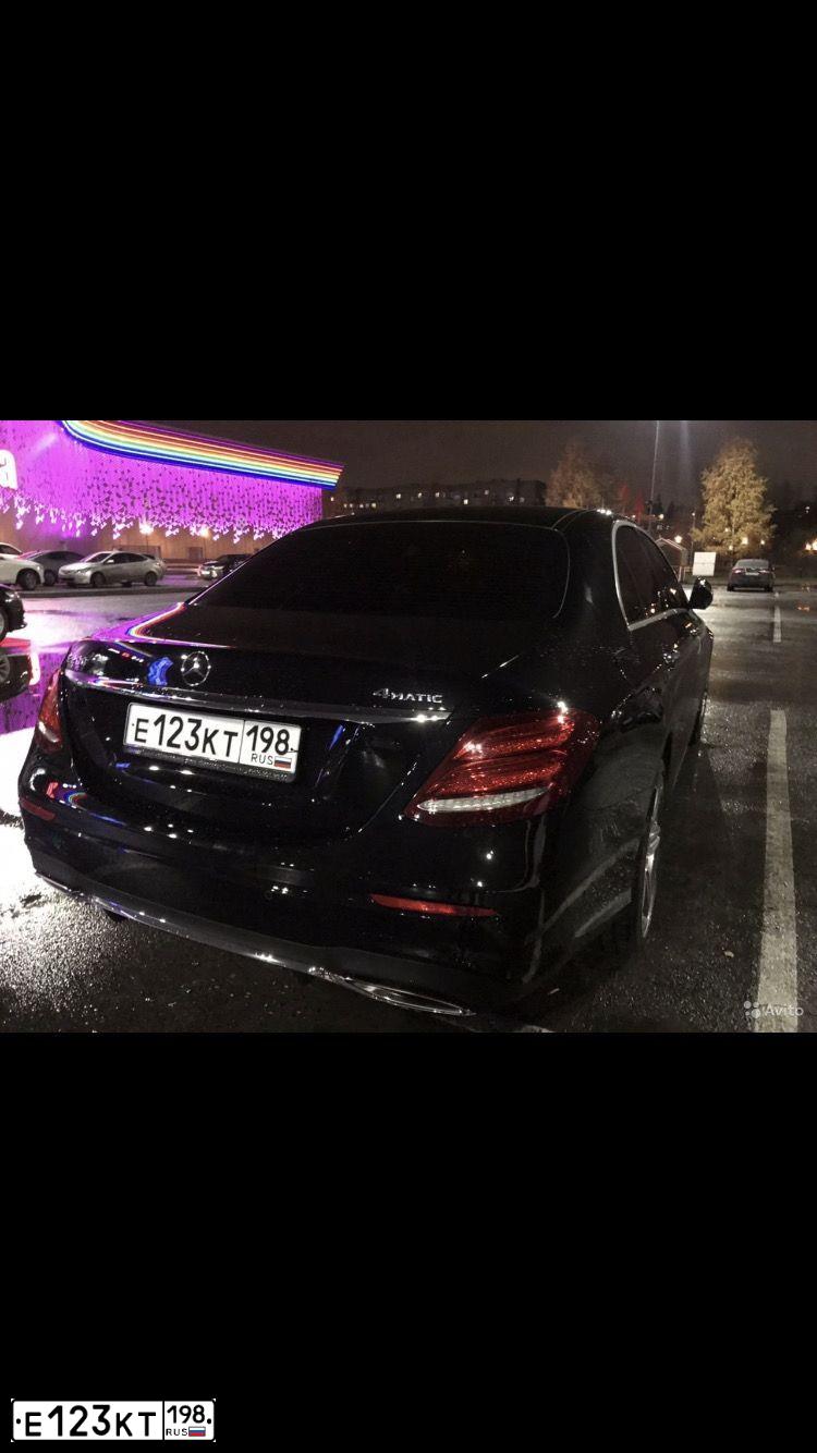 Фото автомобиля MERCEDES E-KLASSE, 2019 — госномер Е123КТ198. Цвет: ЧЕРНЫЙ
