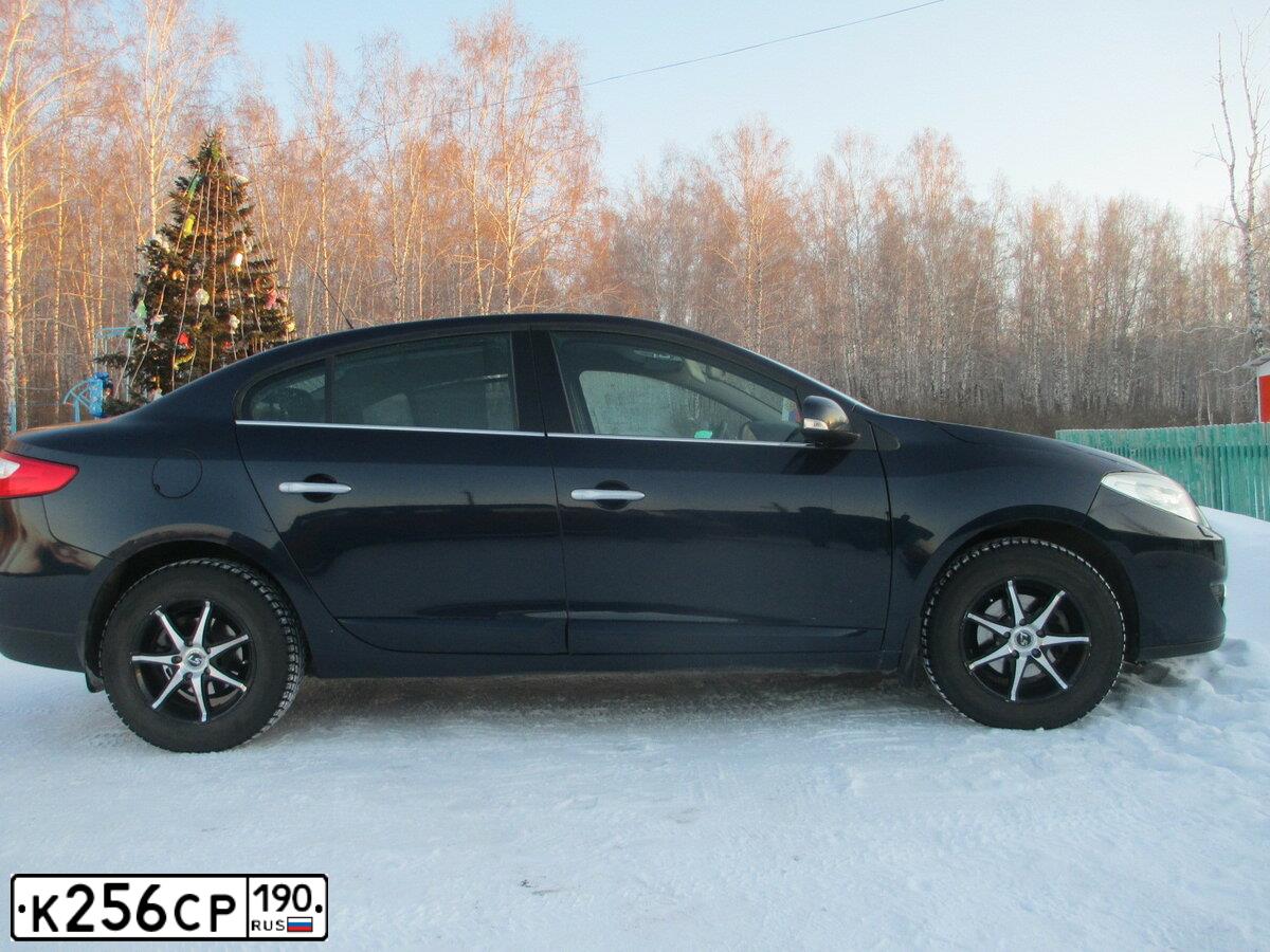 Фото автомобиля RENAULT FLUENCE, 2011 — госномер О574СВ124. Цвет: Темно-синий