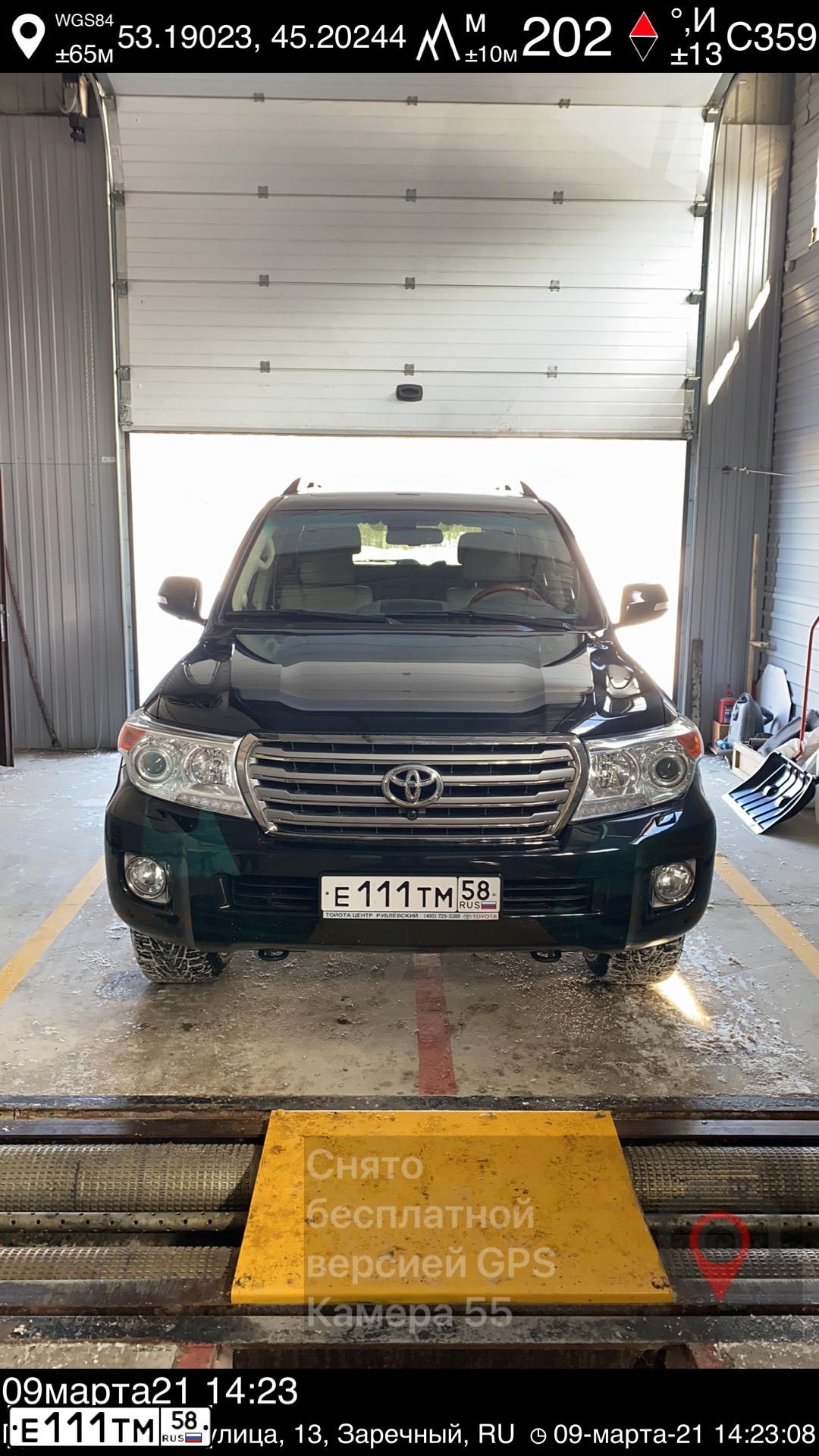 Фото автомобиля TOYOTA LANDCRUISER 200, 2013 — госномер Е111ТМ58