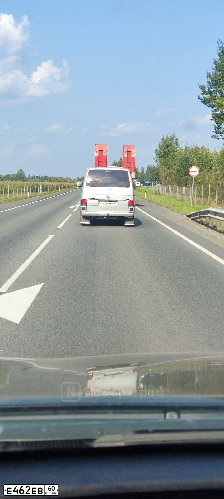 Фото автомобиля VOLKSWAGEN CARAVELLE, 2000 — госномер Е462ЕВ60. Цвет: СЕРЕБРИСТЫЙ