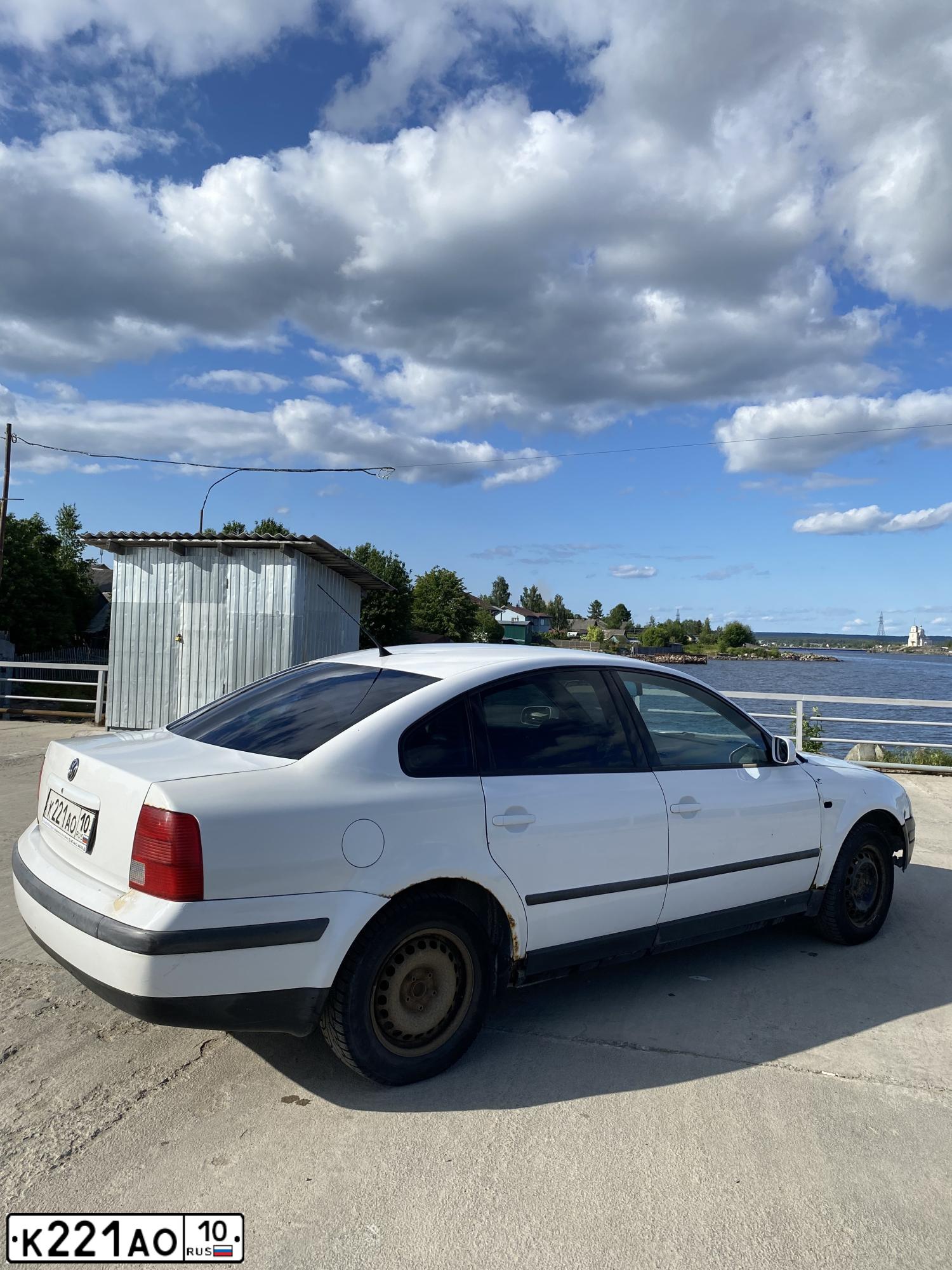 Фото автомобиля VOLKSWAGEN PASSAT, 1998 — госномер К221АО10. Цвет: Белый
