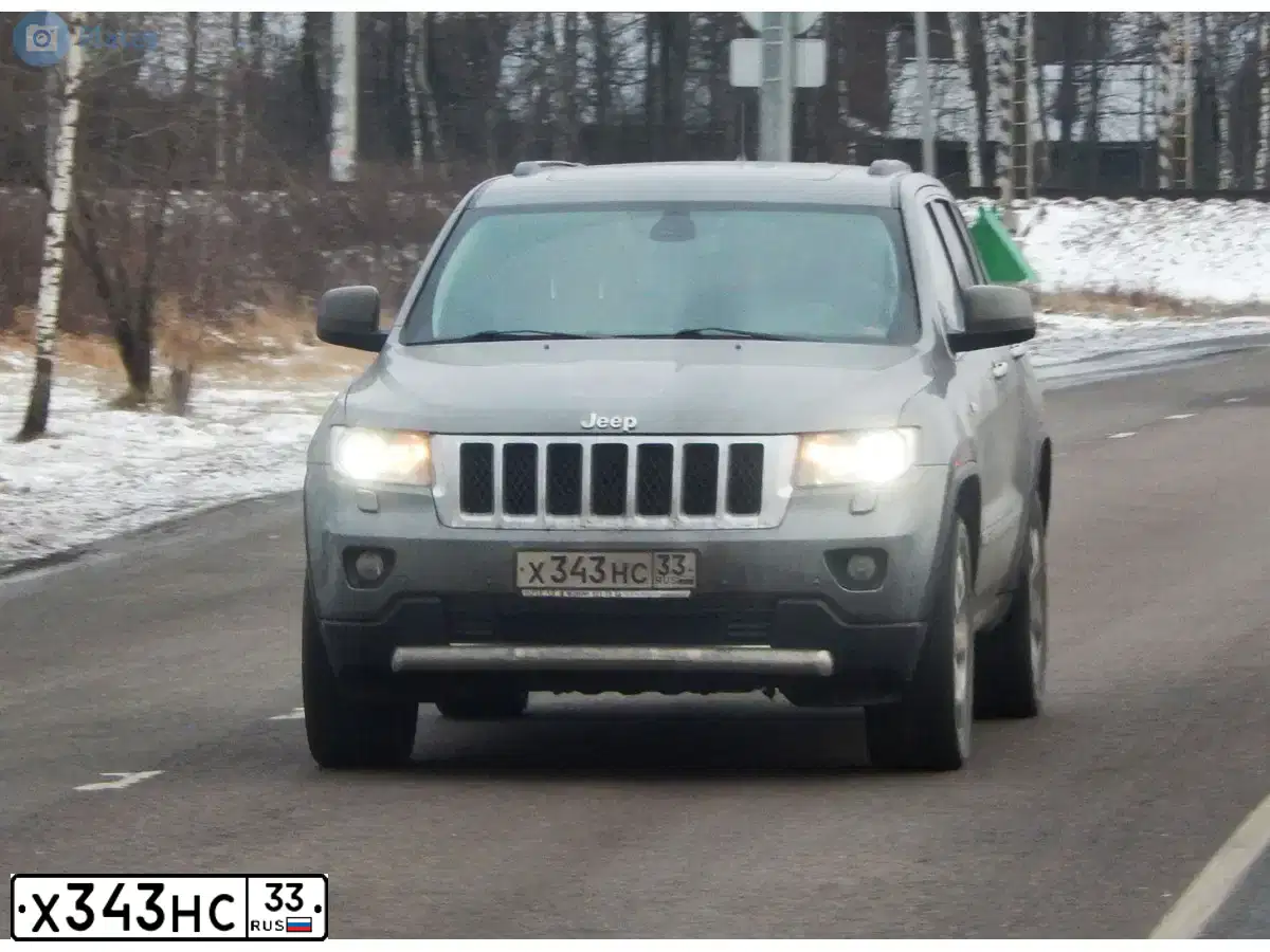 Фото автомобиля JEEP GRAND CHEROKEE, 2012 — госномер Х343НС33. Цвет: СЕРЫЙ