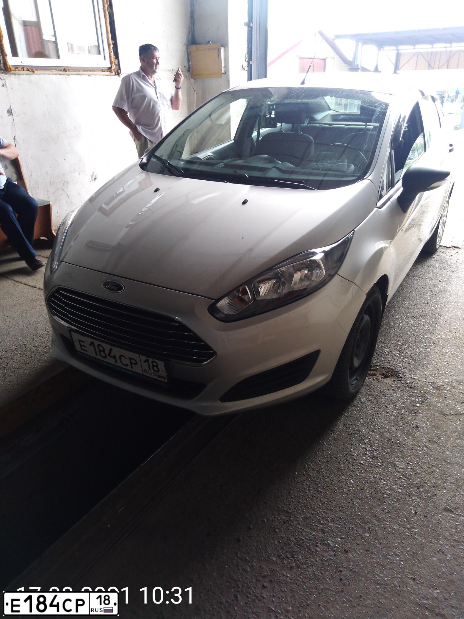 Фото автомобиля FORD FIESTA / ASPIRE, 2015 — госномер Е184СР18. Цвет: СЕРЕБРИСТЫЙ