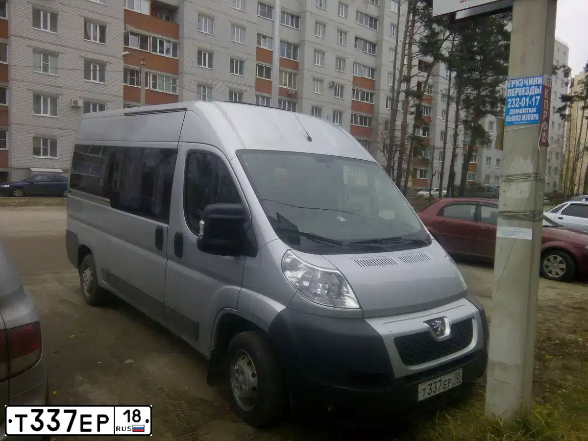 Фото автомобиля PEUGEOT BOXER, 2012 — госномер Т228ТО18. Цвет: Серебристый