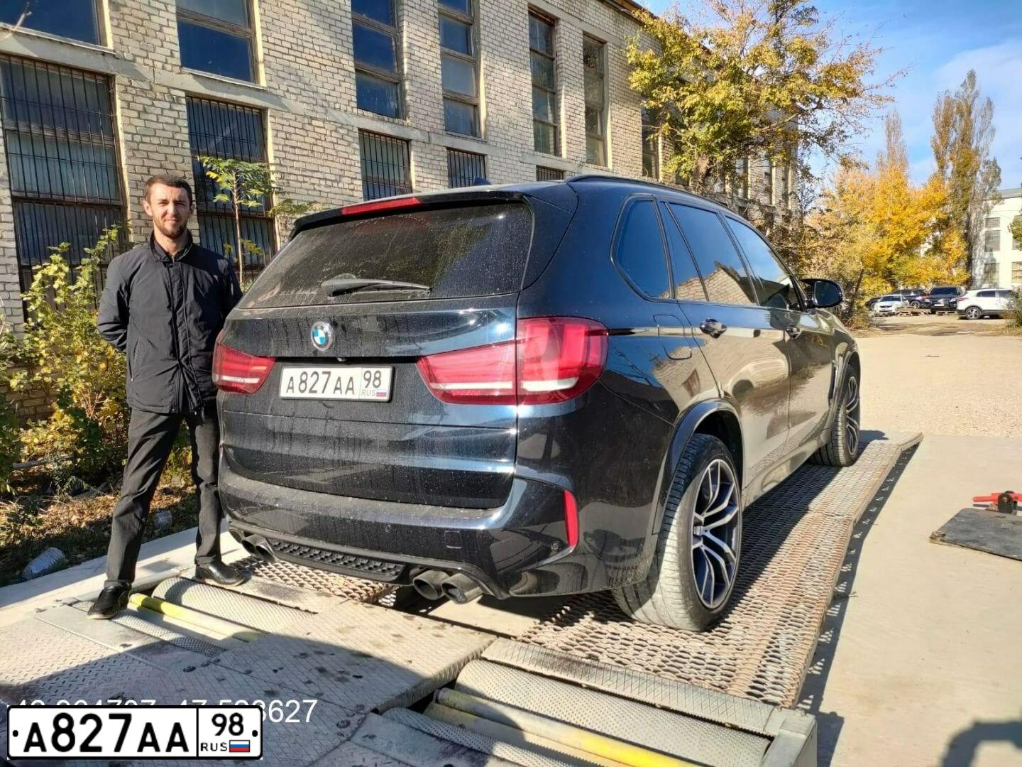 Фото автомобиля VOLKSWAGEN TOUAREG, 2015 — госномер Т999УЕ98. Цвет: ЧЕРНЫЙ