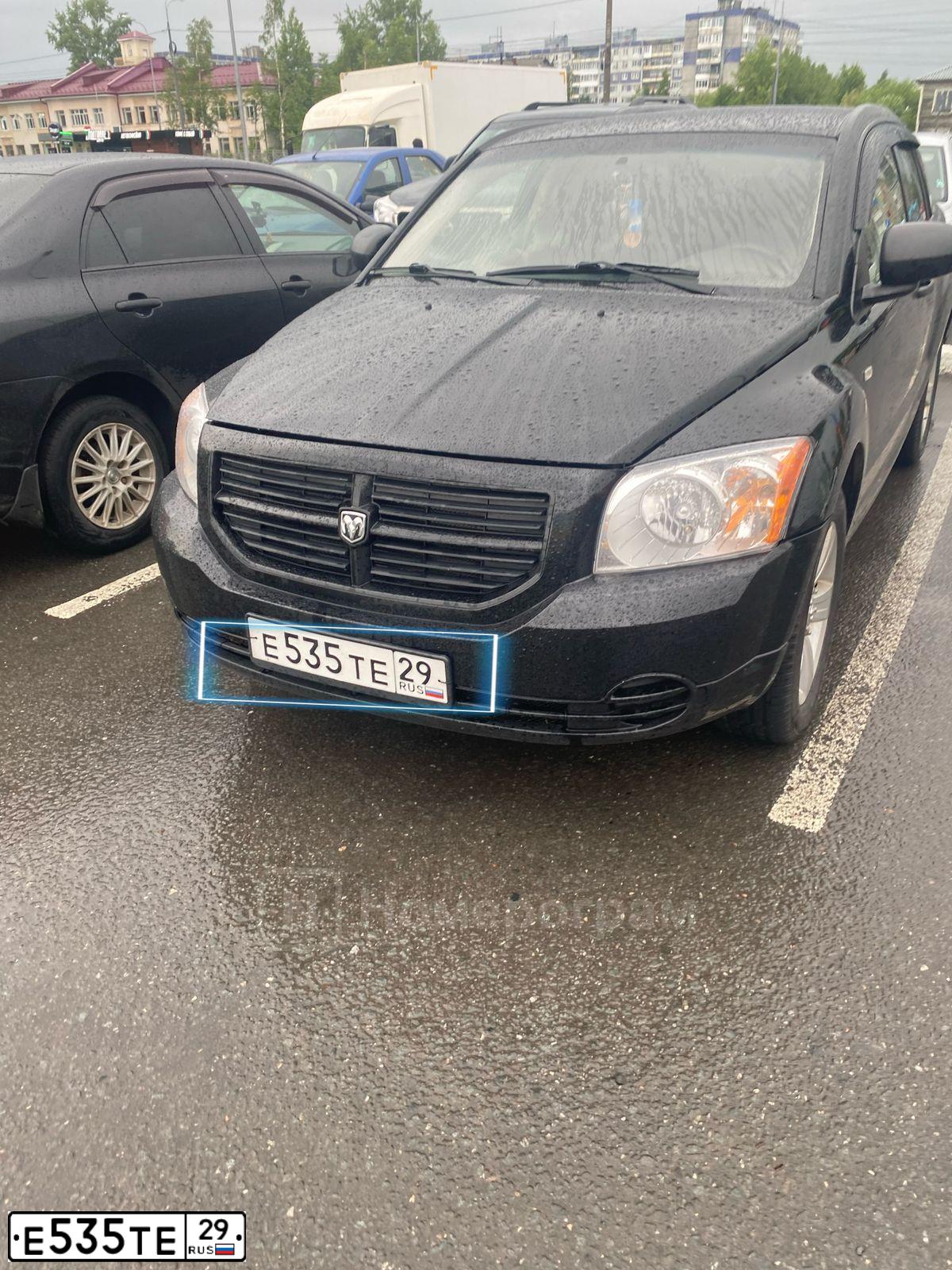 Фото автомобиля DODGE CALIBER, 2007 — госномер Е535ТЕ29. Цвет: ЧЕРНЫЙ