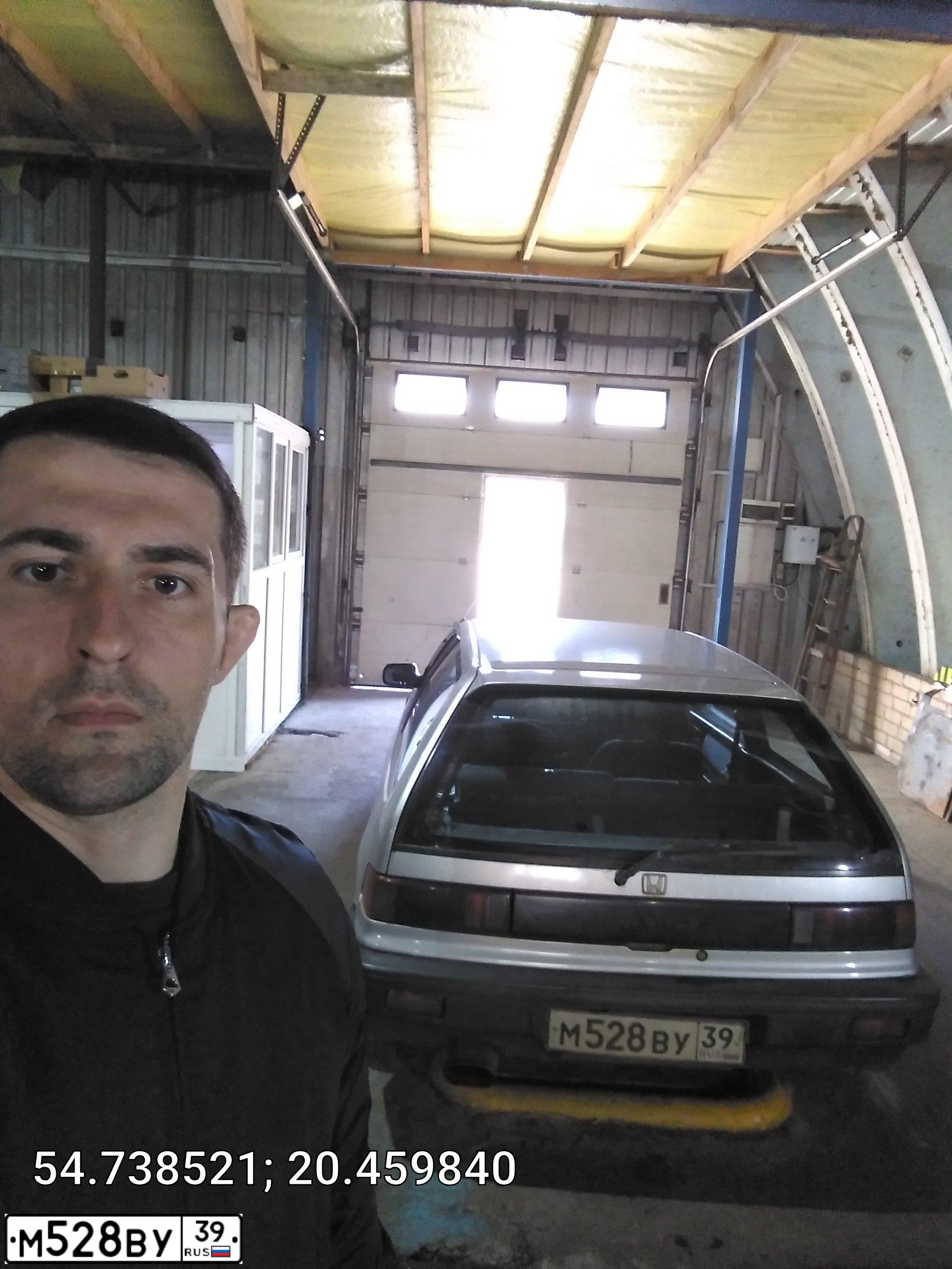 Фото автомобиля HONDA CIVIC, 1989 — госномер М528ВУ39. Цвет: СЕРЕБРИСТЫЙ ЧЕРНЫЙ