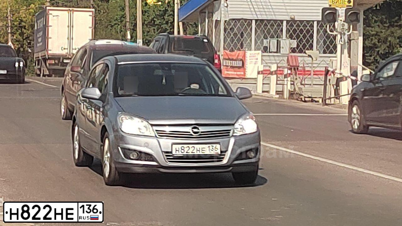 Фото автомобиля OPEL ASTRA, 2010 — госномер Н822НЕ136. Цвет: Серебристый